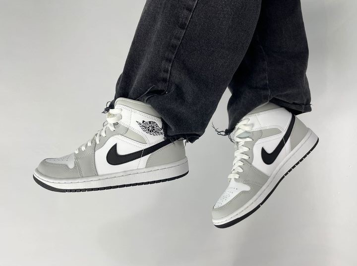 El modelo Jordan 1 Mid Winterized es uno de los diseños más elegantes de este tipo de zapatillas