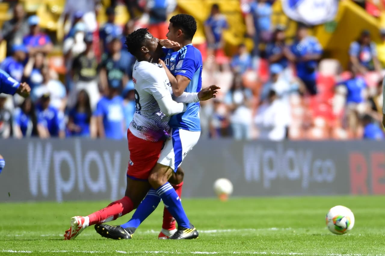 Millonarios venció 3–2 a Fortaleza en El Campín con tripleta de Beckham David Castro y logró un triunfo crucial que lo mantiene en la pelea por entrar al grupo de los ocho en la Liga BetPlay 2025. El equipo de Hernán Torres presionó alto, recuperó en campo rival y fue letal en los momentos clave, aunque volvió a fallar varias opciones claras. Fortaleza dominó la posesión y complicó en el cierre de cada tiempo con goles de Jhon Velásquez y Sebastián Valencia, este último de penalti en el 90+1, pero no pudo evitar que Millonarios le quitara el invicto.