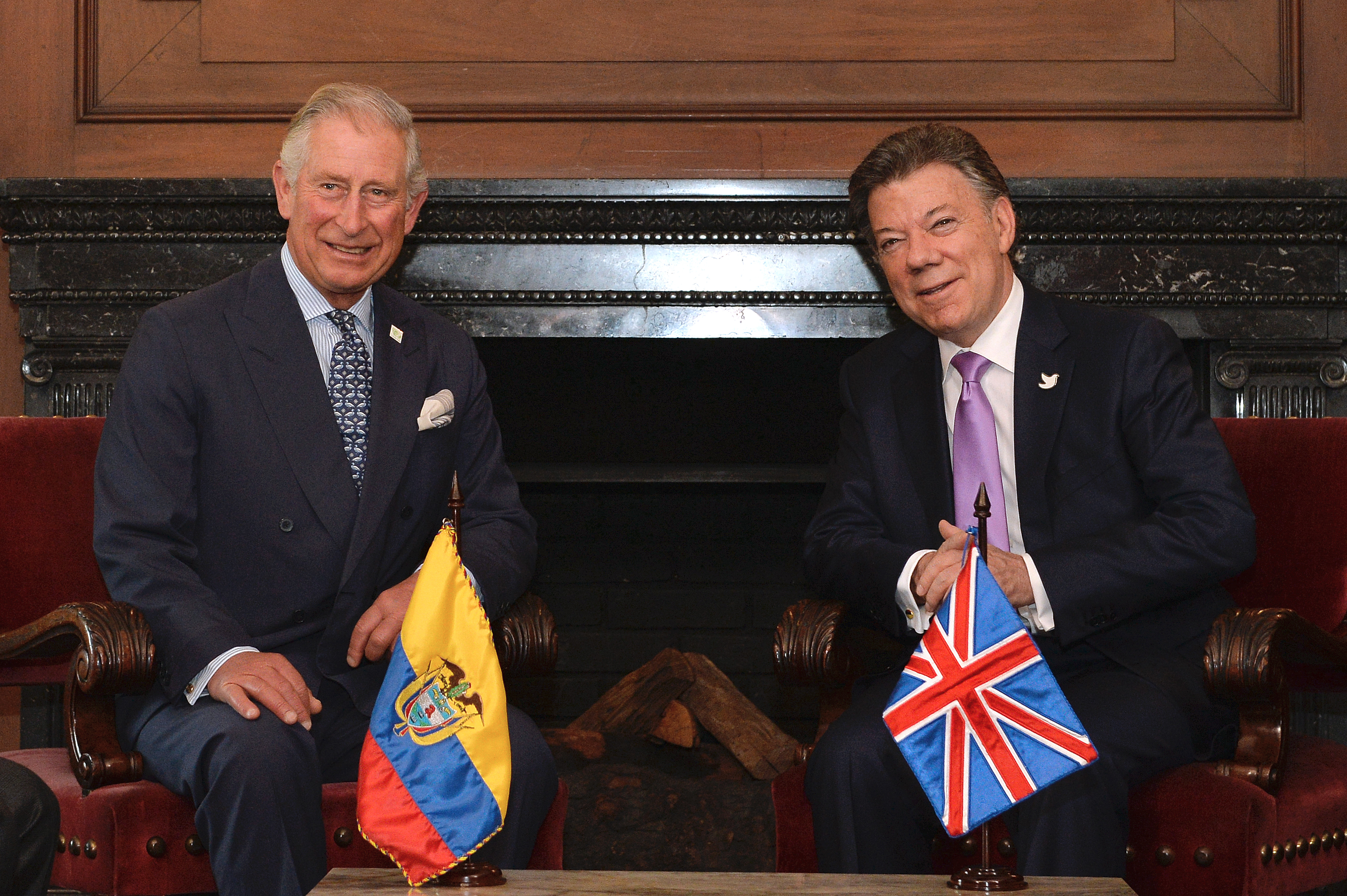 Cuando aún era príncipe de Gales, Carlos vino a Colombia en compañía de su esposa, Camila, entonces duquesa de Cornualles, para reforzar las relaciones con Reino Unido. Fu recibido por el presidente Juan Manuel Santos y visitó proyectos de agricultura sostenible en varias partes del país.