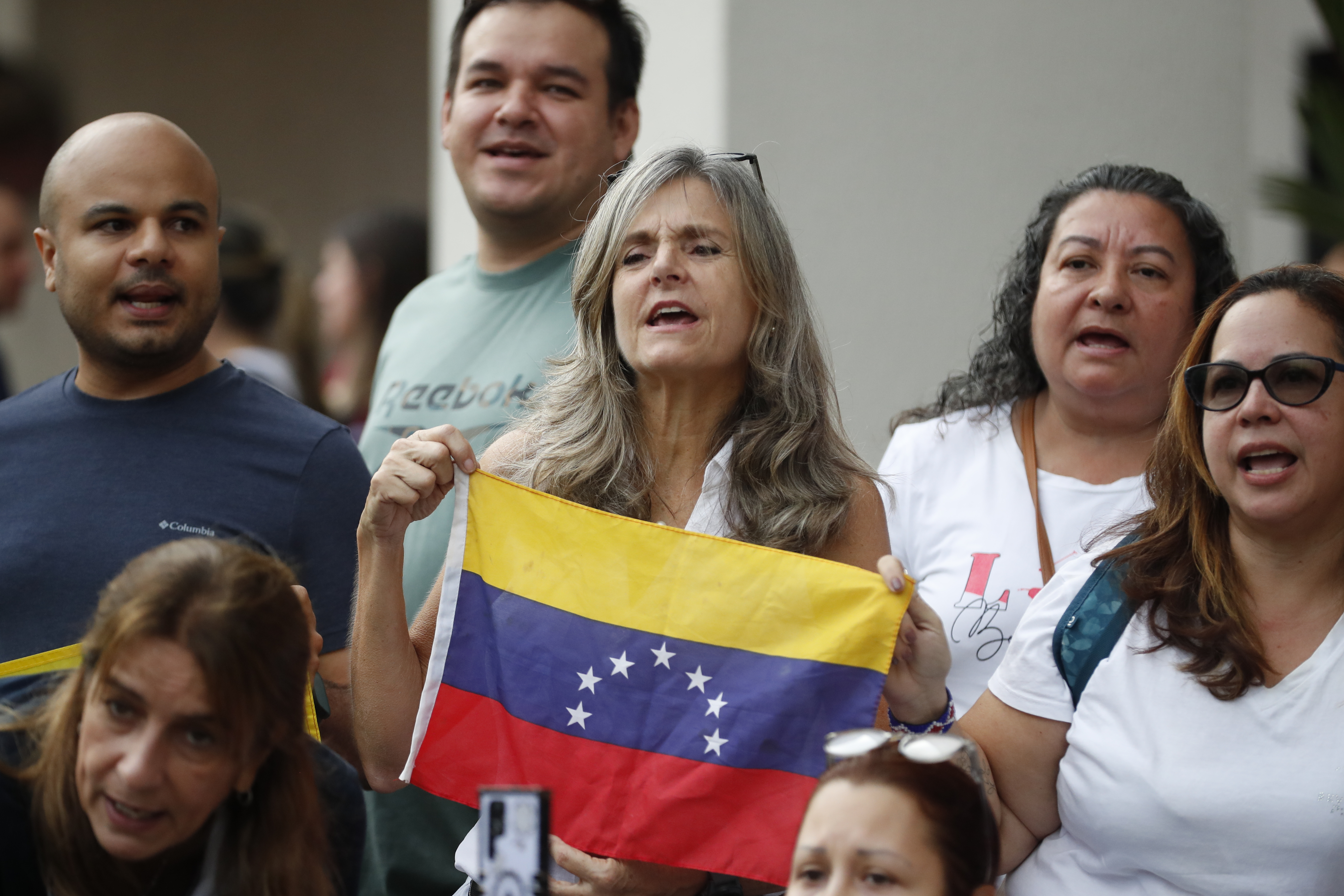 AME5585. CIUDAD DE PANAMÁ (PANAMÁ), 28/07/2024.- Seguidores de la líder opositora venezolana María Corina Machado gritan consignas a su llegada a votar en las elecciones presidenciales de Venezuela este domingo, en el consulado de Venezuela en Ciudad de Panamá (Panamá). EFE/ Bienvenido Velasco