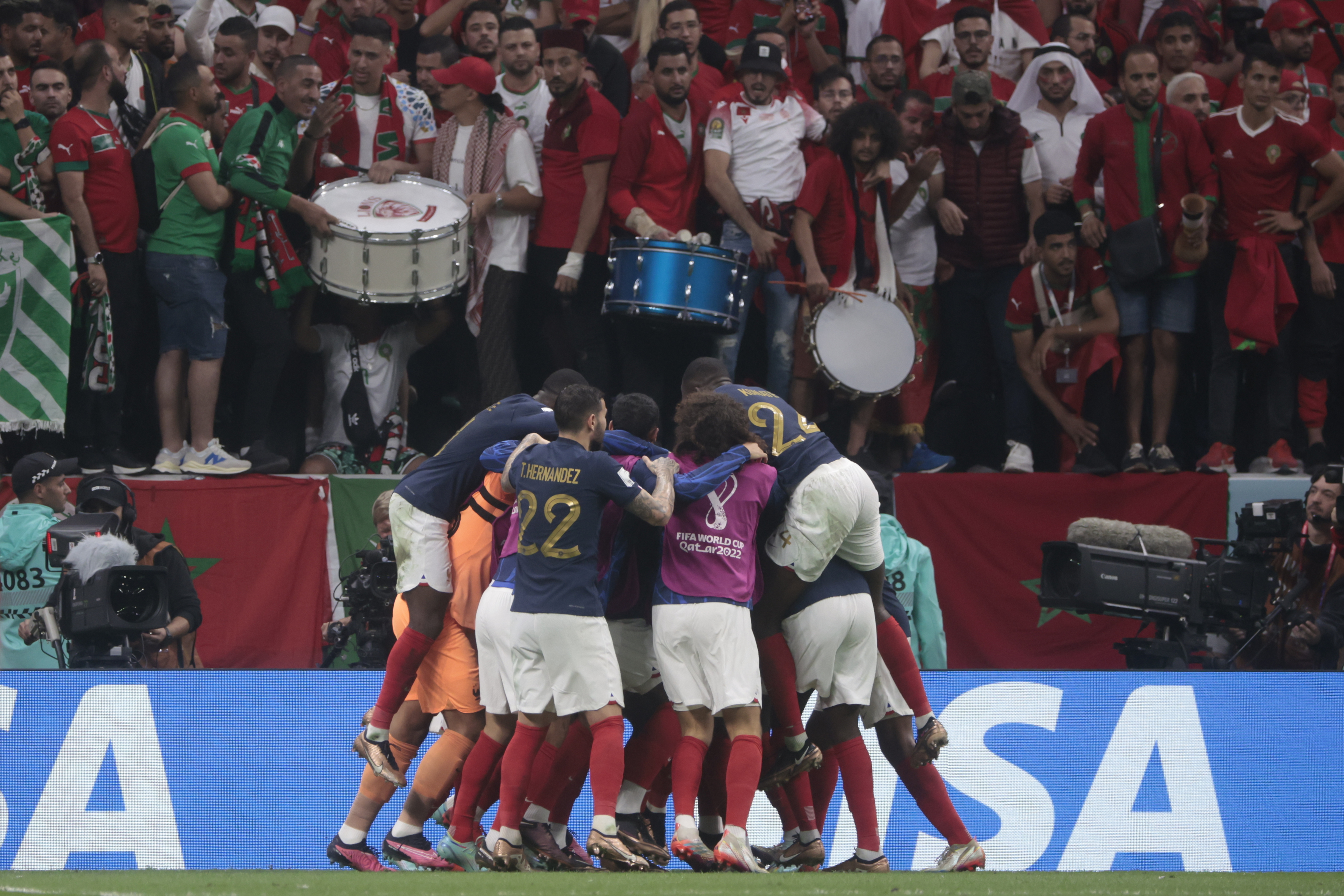 GR3219. AL BAIT (CATAR), 14/12/2022.- Jugadores de Francia celebran hoy, en un partido de semifinales del Mundial de Fútbol Qatar 2022 entre Francia y Marruecos en el estadio Al Bait en Jor (Catar). EFE/ Juan Ignacio Roncoroni