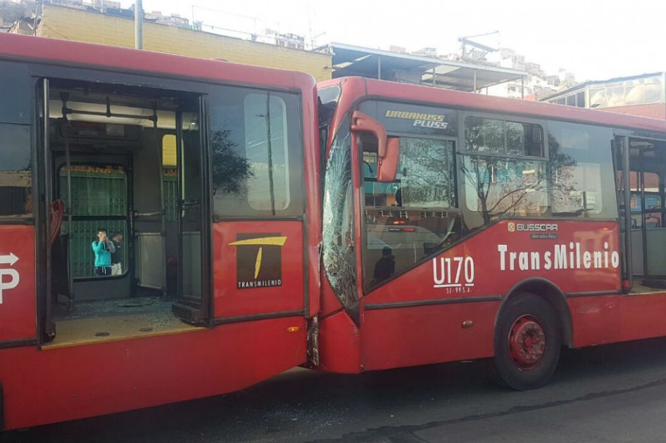 Choque de dos articulados de Transmilenio deja al menos cinco heridos