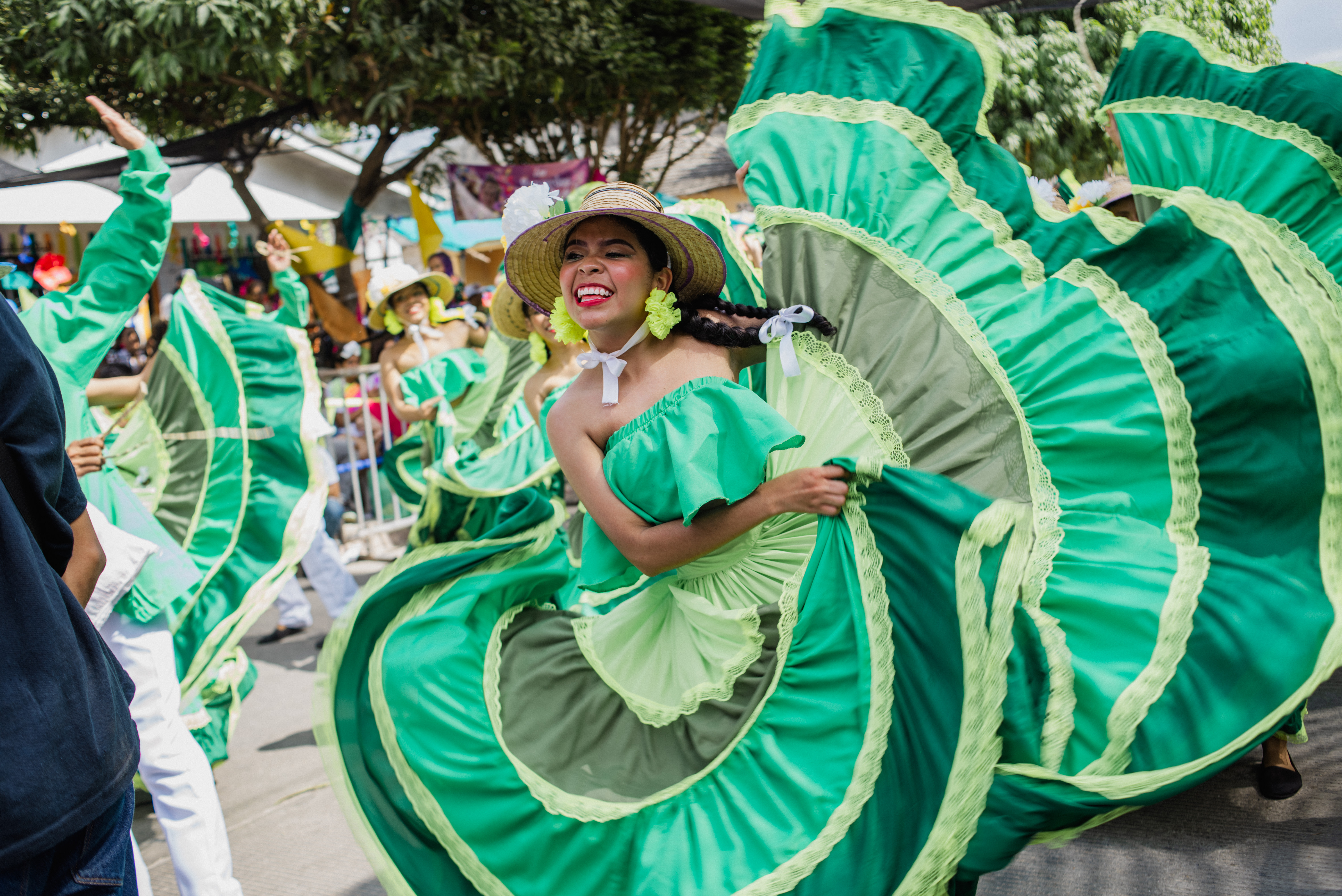 Los trajes de las danzas típicas, siempre con coloridos, en especial, de tonos vivos y luminosos.