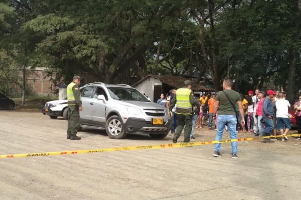 Investigan asesinato de un recluso y su acompañante frente a la cárcel de Buga