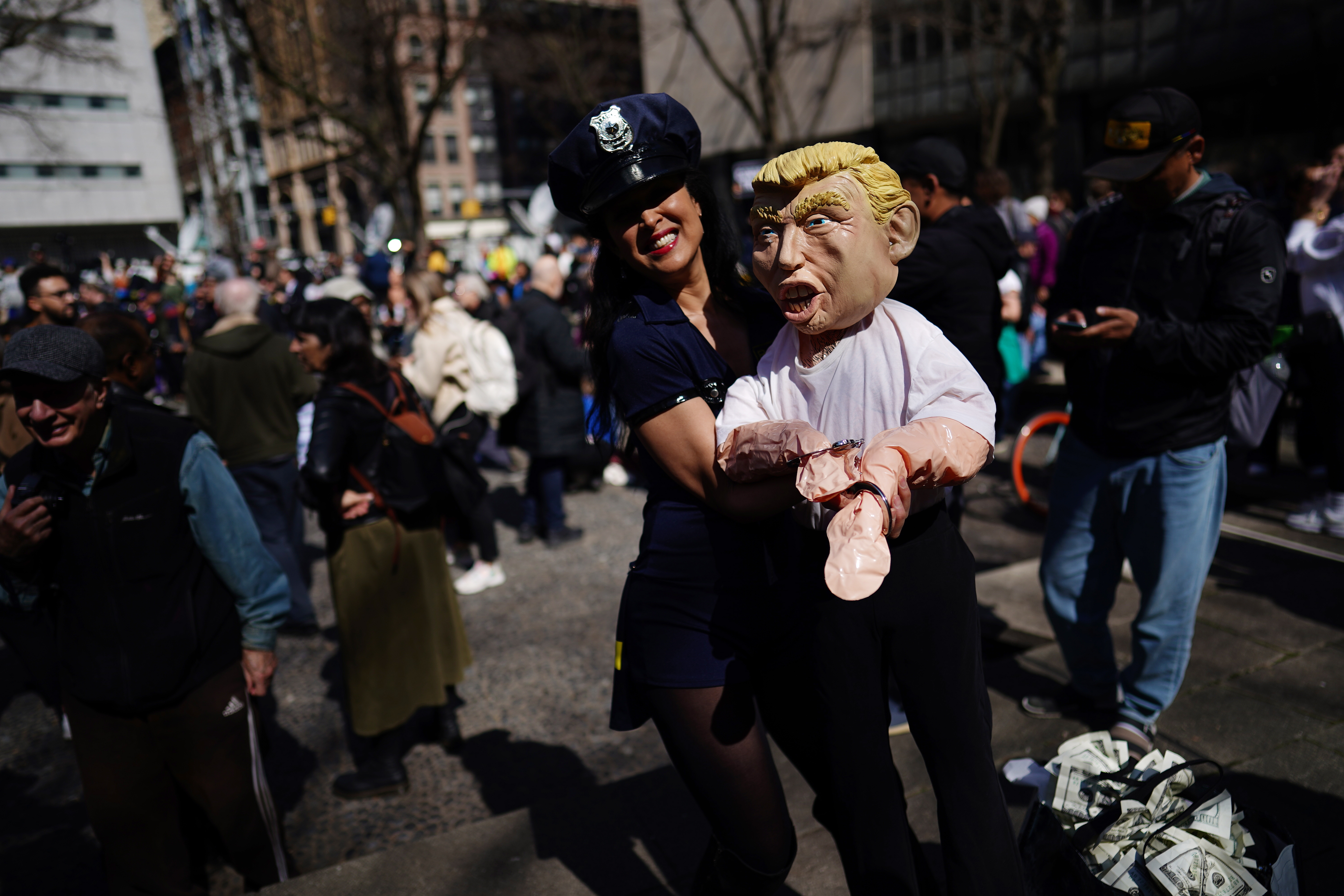 New York (United States), 04/04/2023.- Demonstrators outside New York Criminal Court in New York, New York, USA, 04 April 2023. A Manhattan grand jury voted to indict former President Donald J. Trump last week and he will turn himself in at the courthouse and appear before a judge to hear the charges against him later today. (Estados Unidos, Nueva York) EFE/EPA/WILL OLIVER