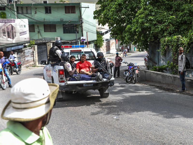Este es el momento en que la policía haitiana captura a otros dos presuntos mercenarios colombianos.  / AFP