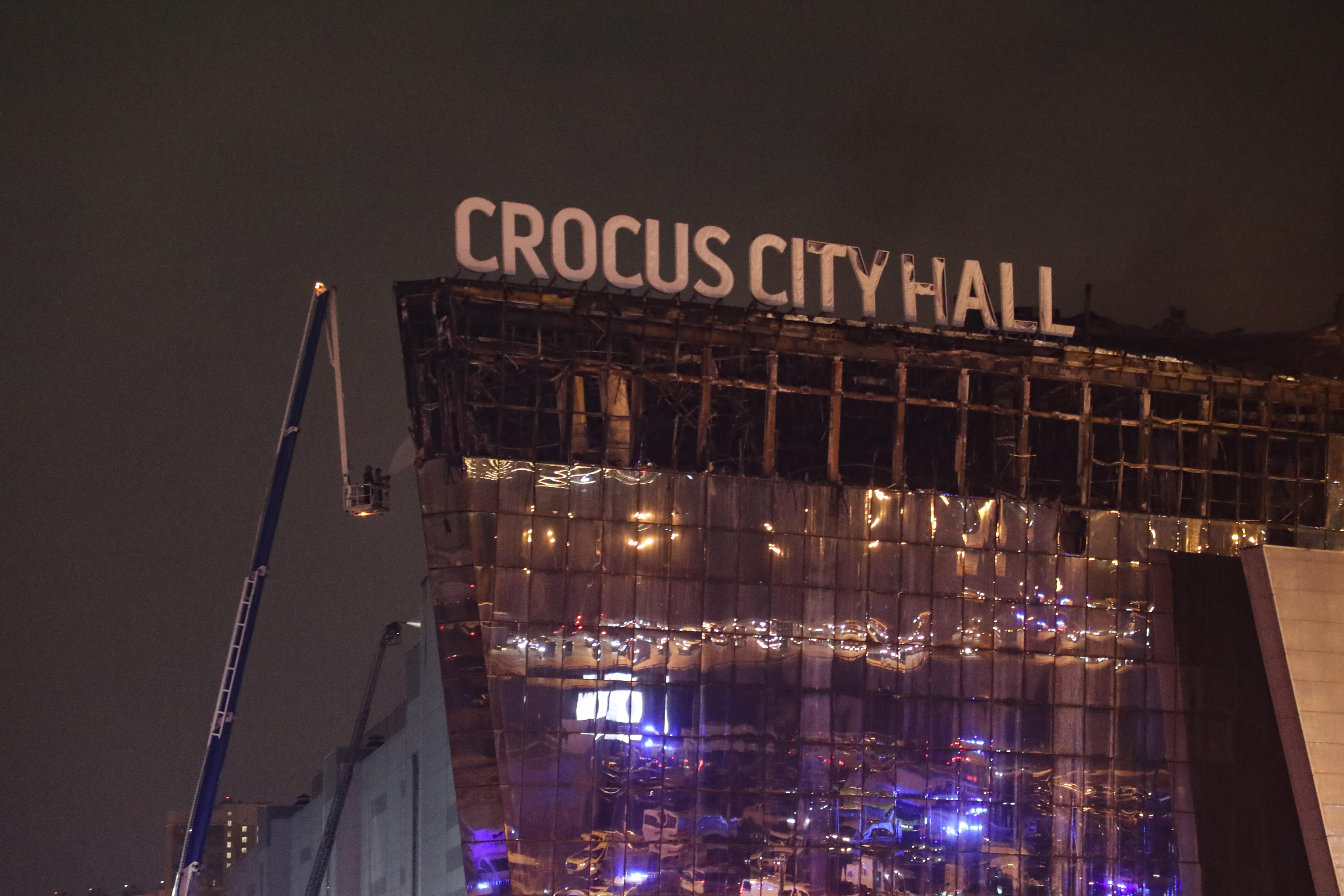 Krasnogorsk (Russian Federation), 22/03/2024.- Russian firefighters extinguish a fire on the Crocus City Hall concert venue following a shooting in Krasnogorsk, outside Moscow, Russia, 22 March 2024. A group of up to five gunmen has attacked the Crocus City Hall in the Moscow region, Russian emergency services said. At least 40 people were killed and more that 100 injured in the terrorist attack, the Russian intelligence service FSB said. (Terrorista, Atentado terrorista, Rusia, Moscú) EFE/EPA/MAXIM SHIPENKOV