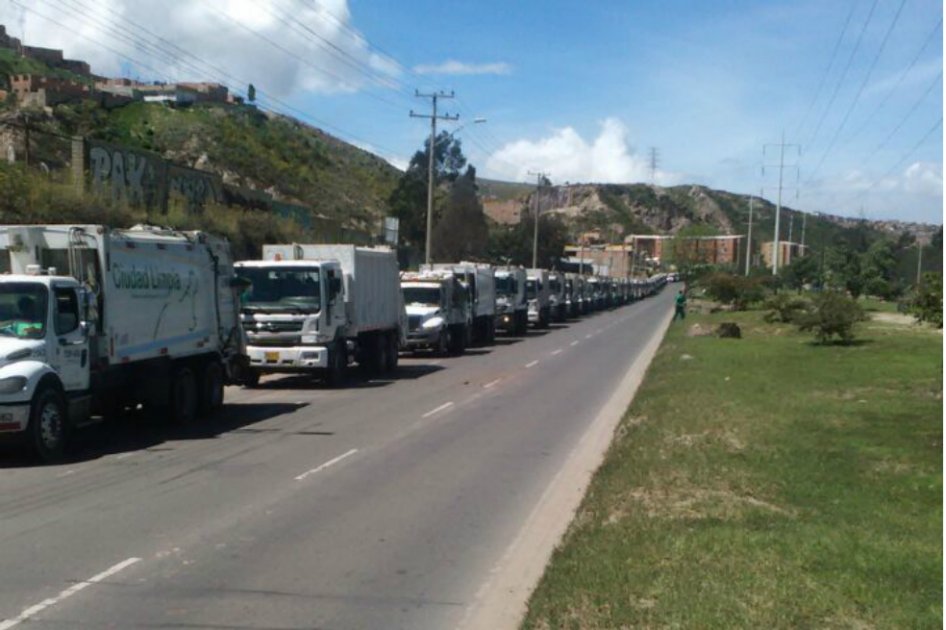 Imagen de la fila de camiones que se formó este lunes en la entrada al relleno Doña Juana. / Foto: Archivo particular