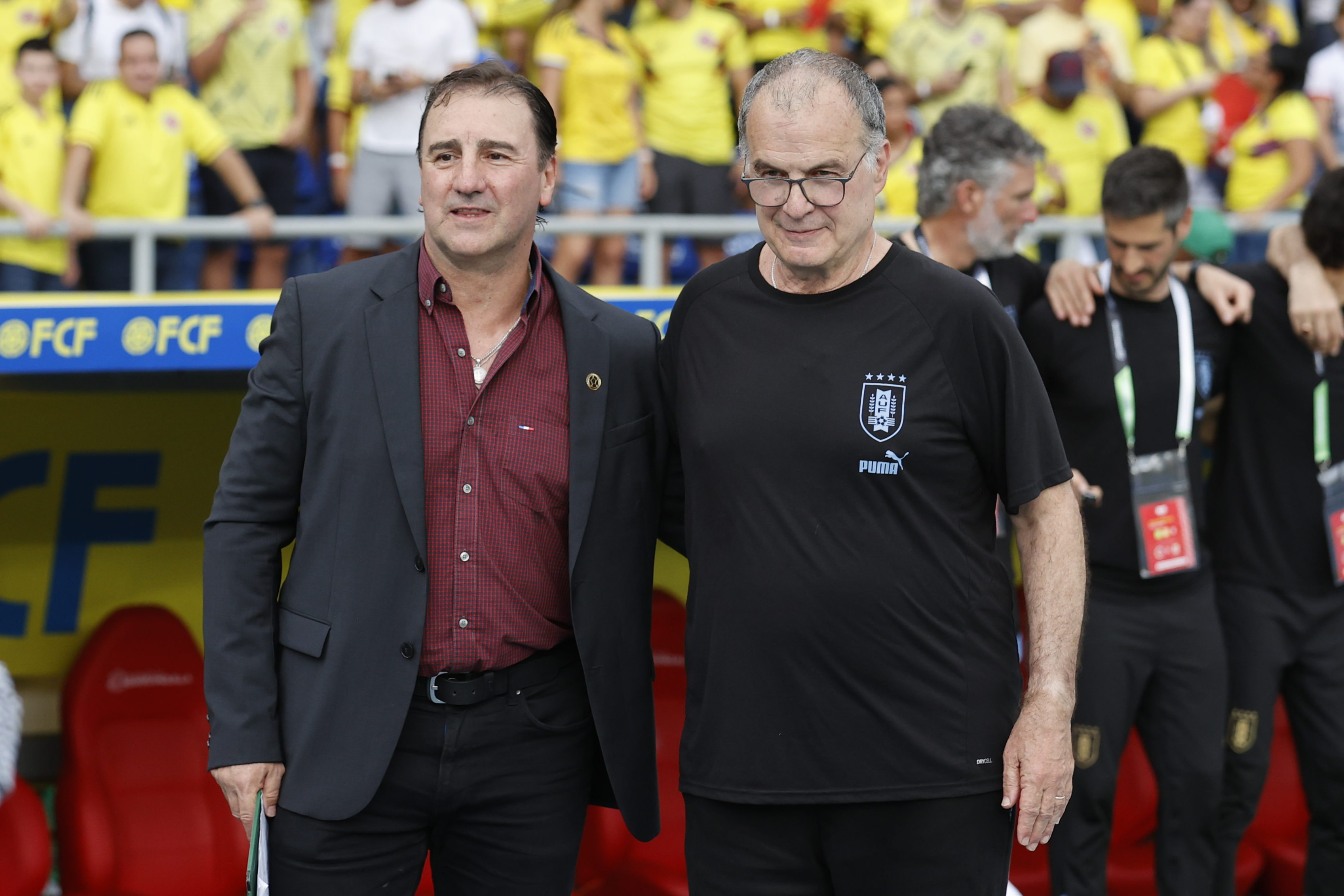 AMDEP341. BARRANQUILLA (COLOMBIA), 12/10/2023.- El seleccionador de Colombia Néstor Lorenzo (i) posa con su colega de Uruguay Marcelo Bielsa hoy, en un partido de las Eliminatorias Sudamericanas para la Copa Mundial de Fútbol 2026 entre Colombia y Uruguay en el estadio Metropolitano en Barranquilla (Colombia). EFE/ Mauricio Dueñas Castañeda
