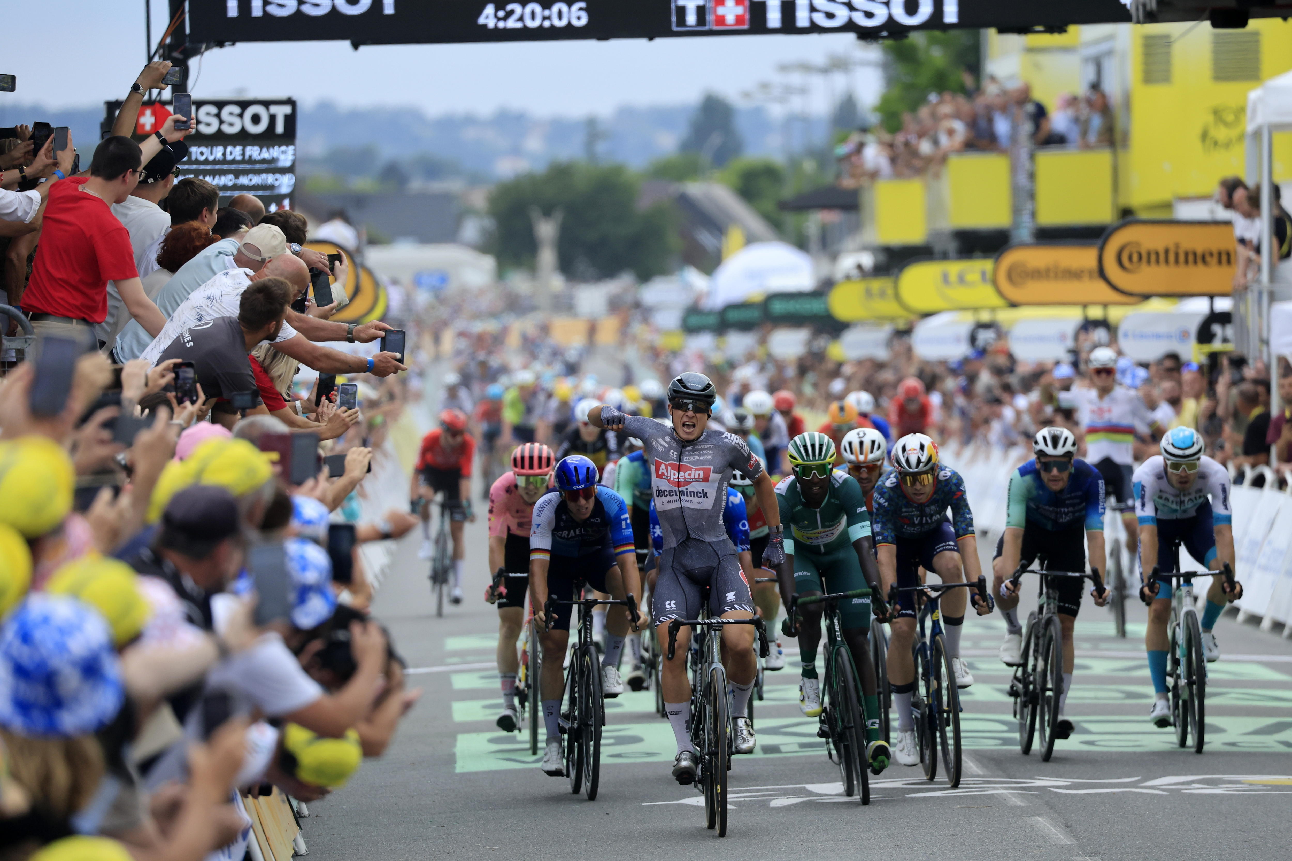Philipsen gana, Pogacar y Remco calientan la carrera