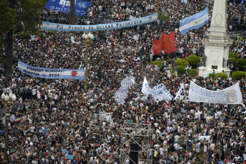 Multitud evoca 40 años del golpe y dictadura con Obama en Argentina