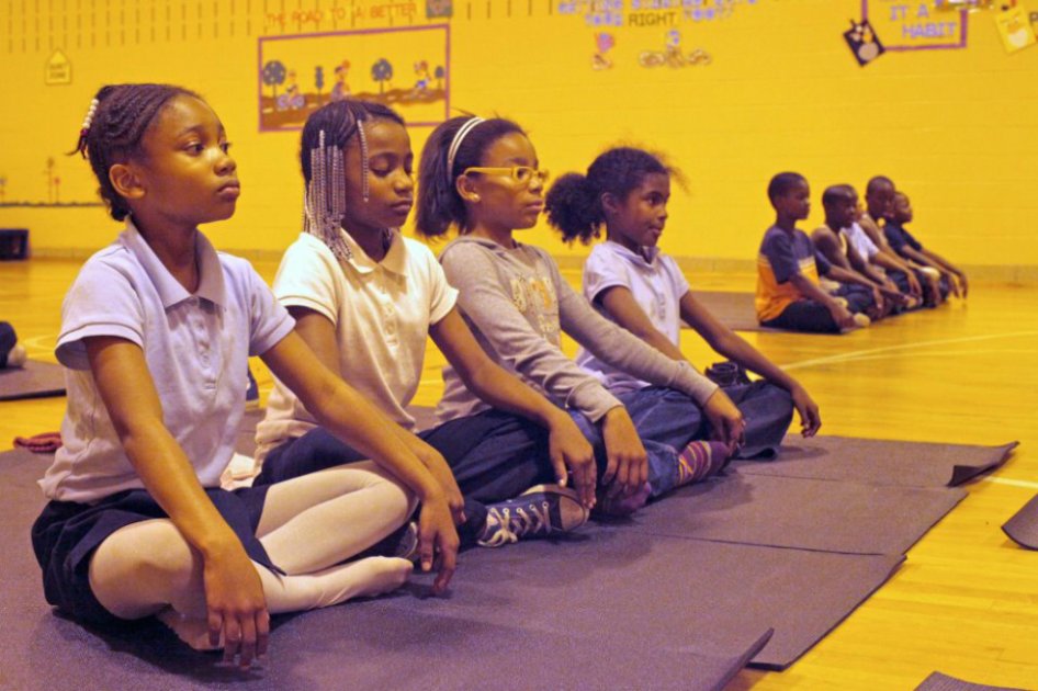Las ventajas de reemplazar los castigos por sesiones de yoga en los colegios