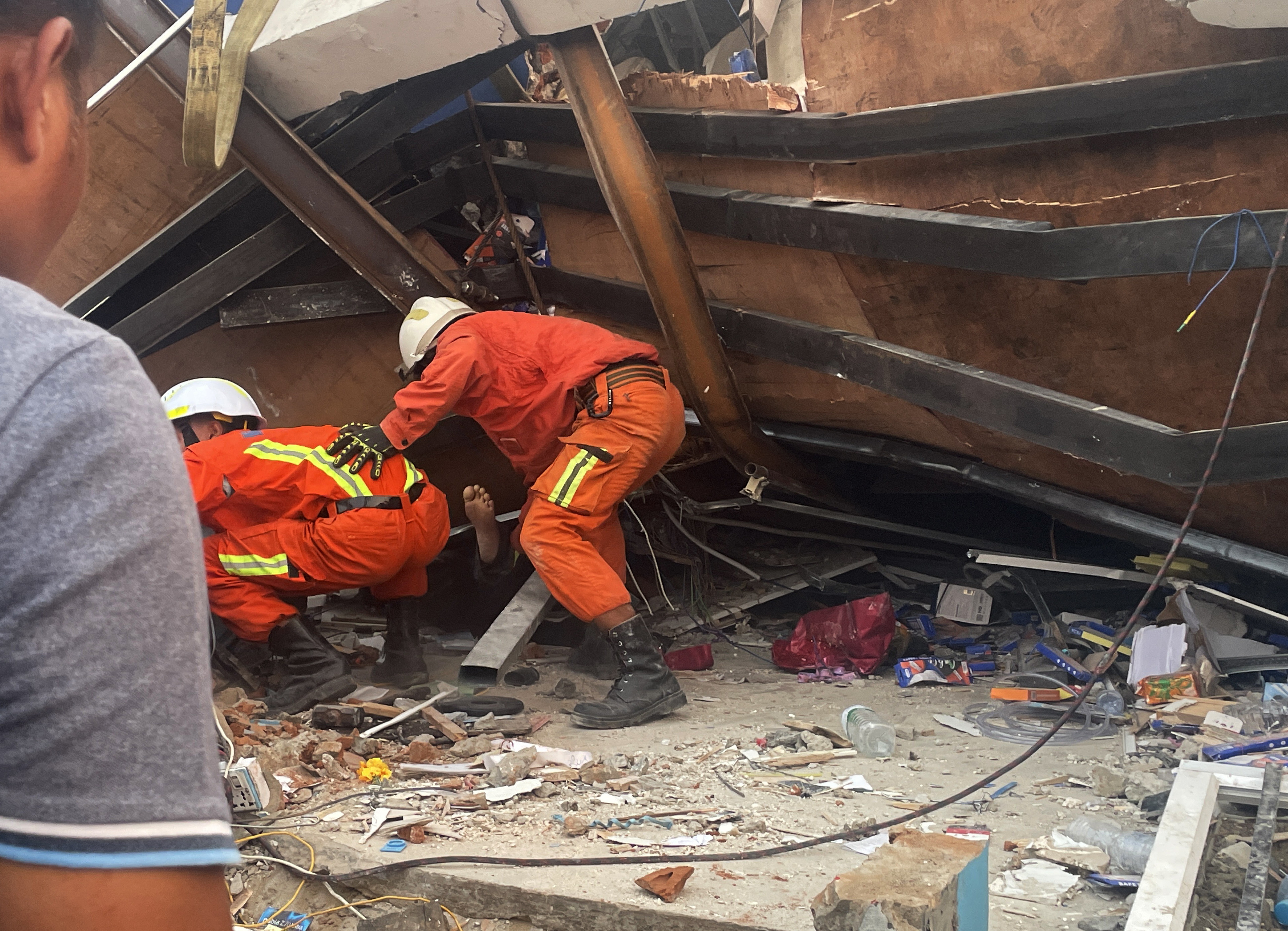 Naypyidaw (Myanmar), 28/03/2025.- Rescuers work to recover a body from debris in ThaPyayGone market following an earthquake, in Naypyidaw, Myanmar, 28 March 2025. Myanmar has declared a state of emergency and appealed for international aid after a 7.7-magnitude earthquake struck the country, with tremors felt in neighboring countries. (Terremoto/sismo, Birmania) EFE/EPA/NYEIN CHAN NAING