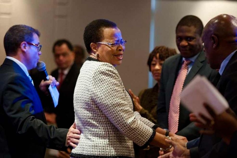 Esposa de Mandela, «menos preocupada» por la salud del héroe sudafricano