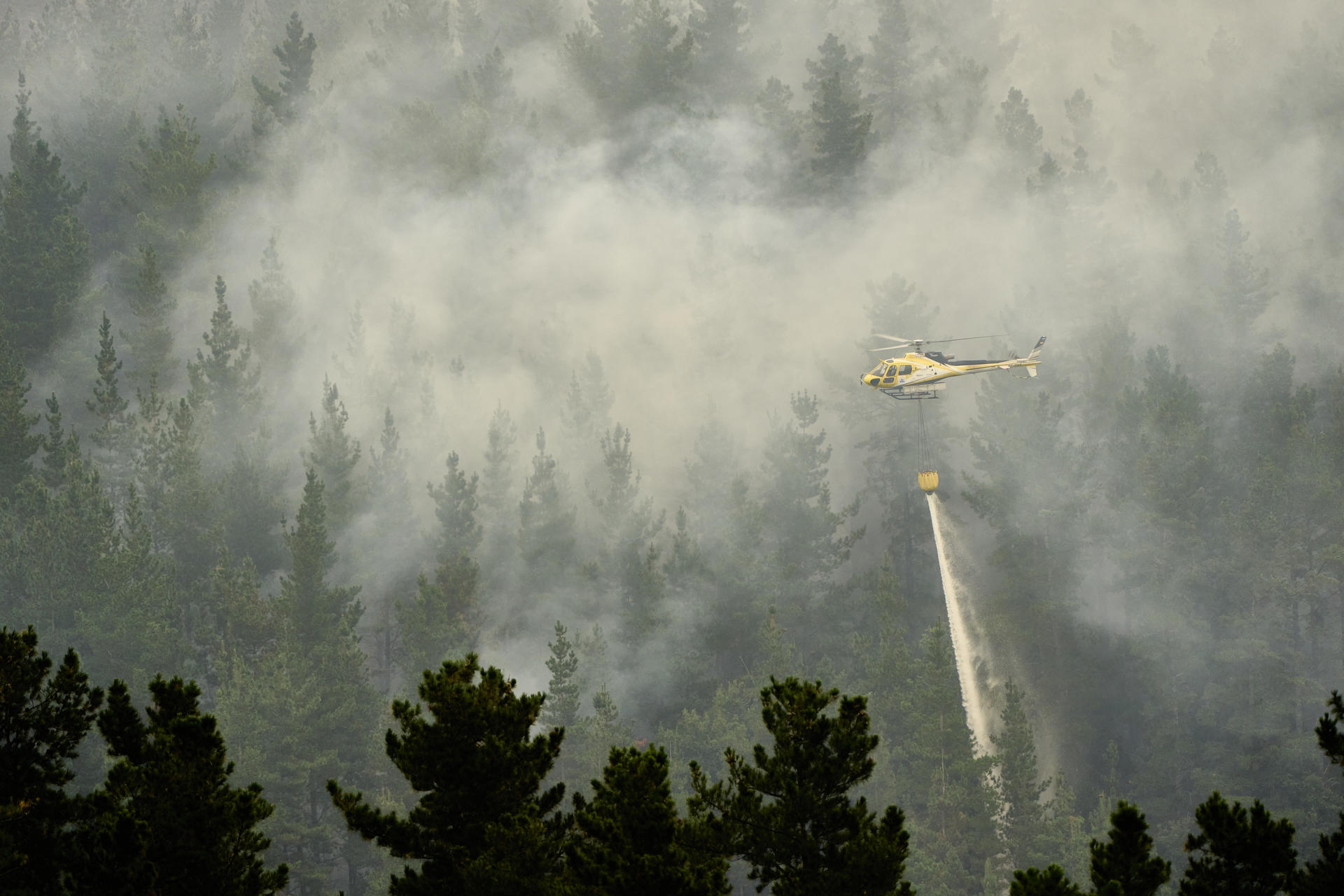 FOTODELDÍA - VITORIA, 14/08/2026.- Los bomberos han logrado perimetrar el incendio forestal reavivado este jueves en el concejo de Llanteno (municipio de Ayala, Álava), que ha obligado a desalojar cuatro caseríos, y han estabilizado el flanco oeste, el más próximo a Artziniega. Fuentes de la Diputación de Álava han explicado que los equipos de extinción trabajan ahora en estabilizar el flanco este del incendio, el más cercano al municipio de Amurrio. EFE/Adrián Ruiz Hierro