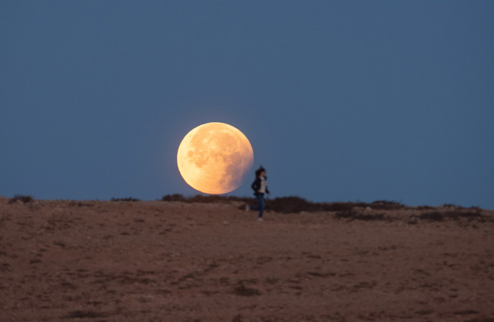 Eclipse de la Luna visto desde la localidad de Tindaya, en Fuerteventura, en la madrugada de este lunes, en España.