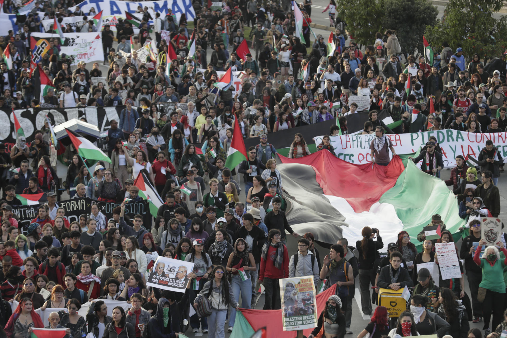 ACTUALIZA INFORMACIÓN AME5688. BOGOTÁ (COLOMBIA), 07/10/2025.- Personas participan en una manifestación en apoyo a Palestina y contra la guerra en Gaza con motivo del segundo aniversario del ataque de Hamás contra Israel, este martes en Bogotá (Colombia). Un centenar de jóvenes marcharon por una de las principales calles de Bogotá en apoyo a Palestina y contra la guerra en Gaza con motivo del segundo aniversario del ataque de Hamás contra Israel, en una movilización que precede a la protesta convocada para esta tarde frente a la Embajada de EE.UU. EFE/ Carlos Ortega