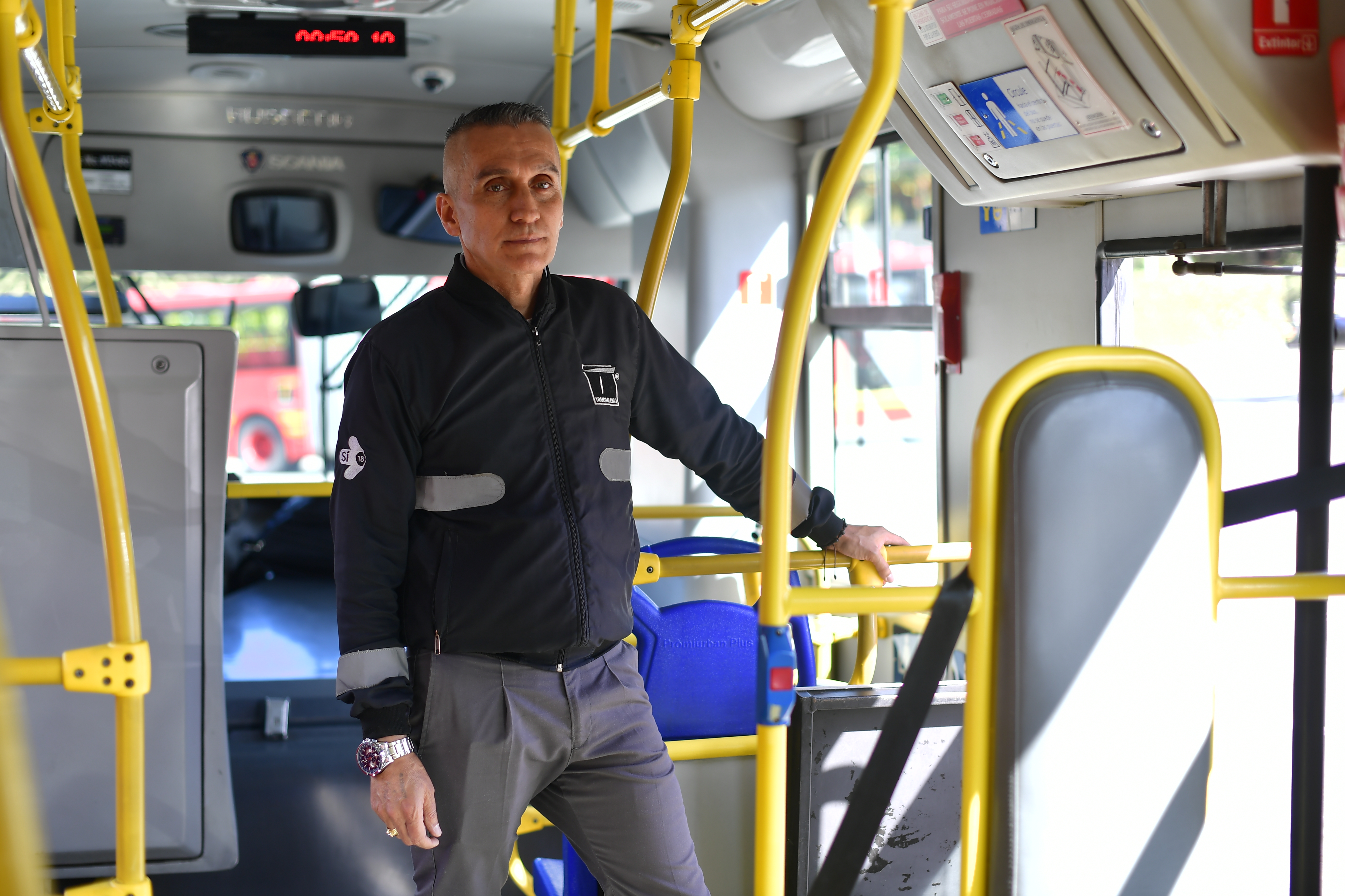 Roberto Mora: 22 años al volante de un articulado de Transmilenio viendo  cómo cambia Bogotá | EL ESPECTADOR