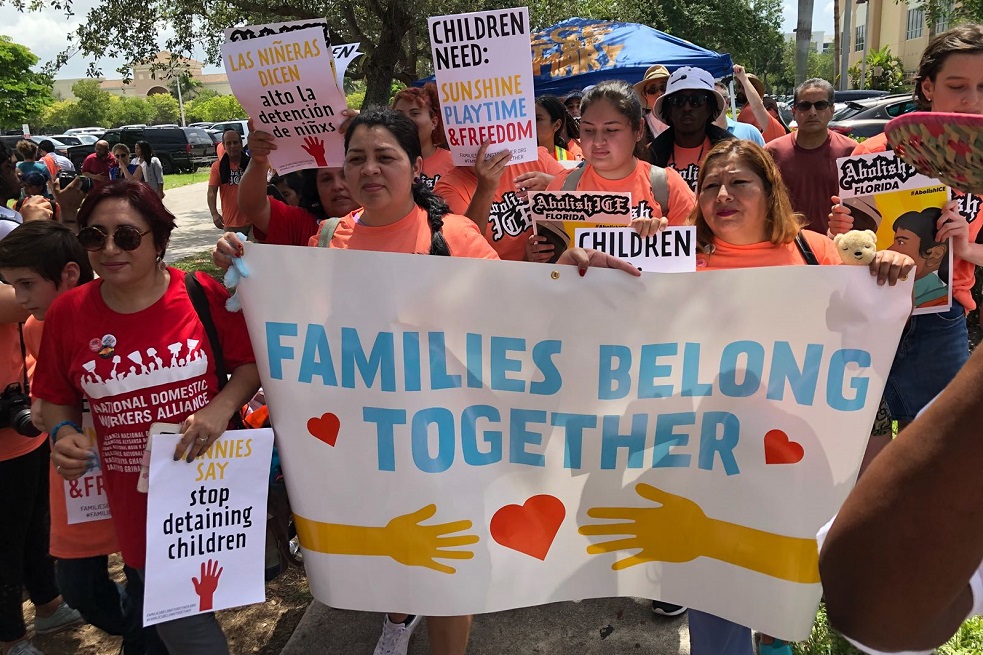 Cientos de niños migrantes en EEUU siguen separados de sus padres ¿Podrán reunirse antes del jueves?