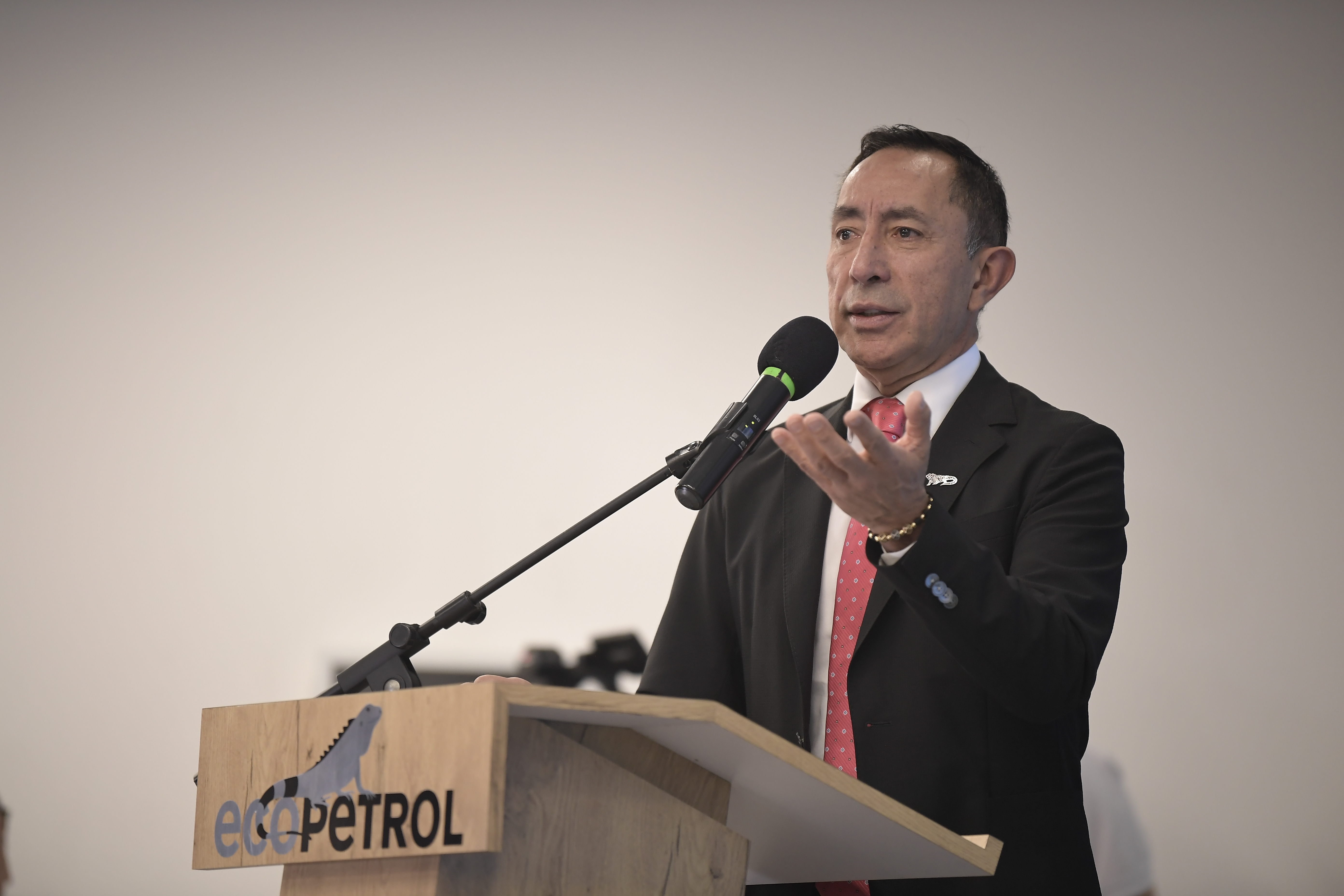Presidente de Ecopetrol, en rueda de prensa anunciando que desarrollará un proyecto de regasificación en su terminal marítimo de Coveñas, con el objetivo de importar gas natural licuado y revertir la creciente escasez de este combustible en el país.