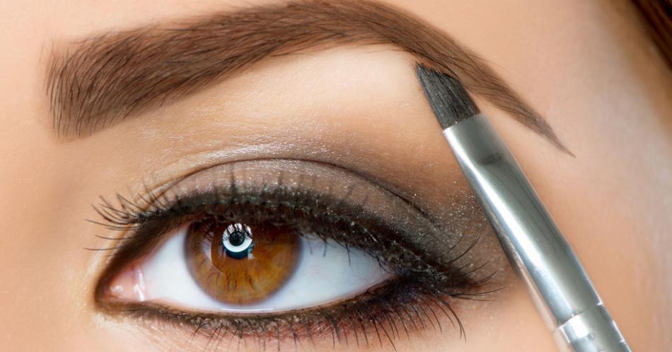 ¿Depilar las cejas hace caer el párpado?