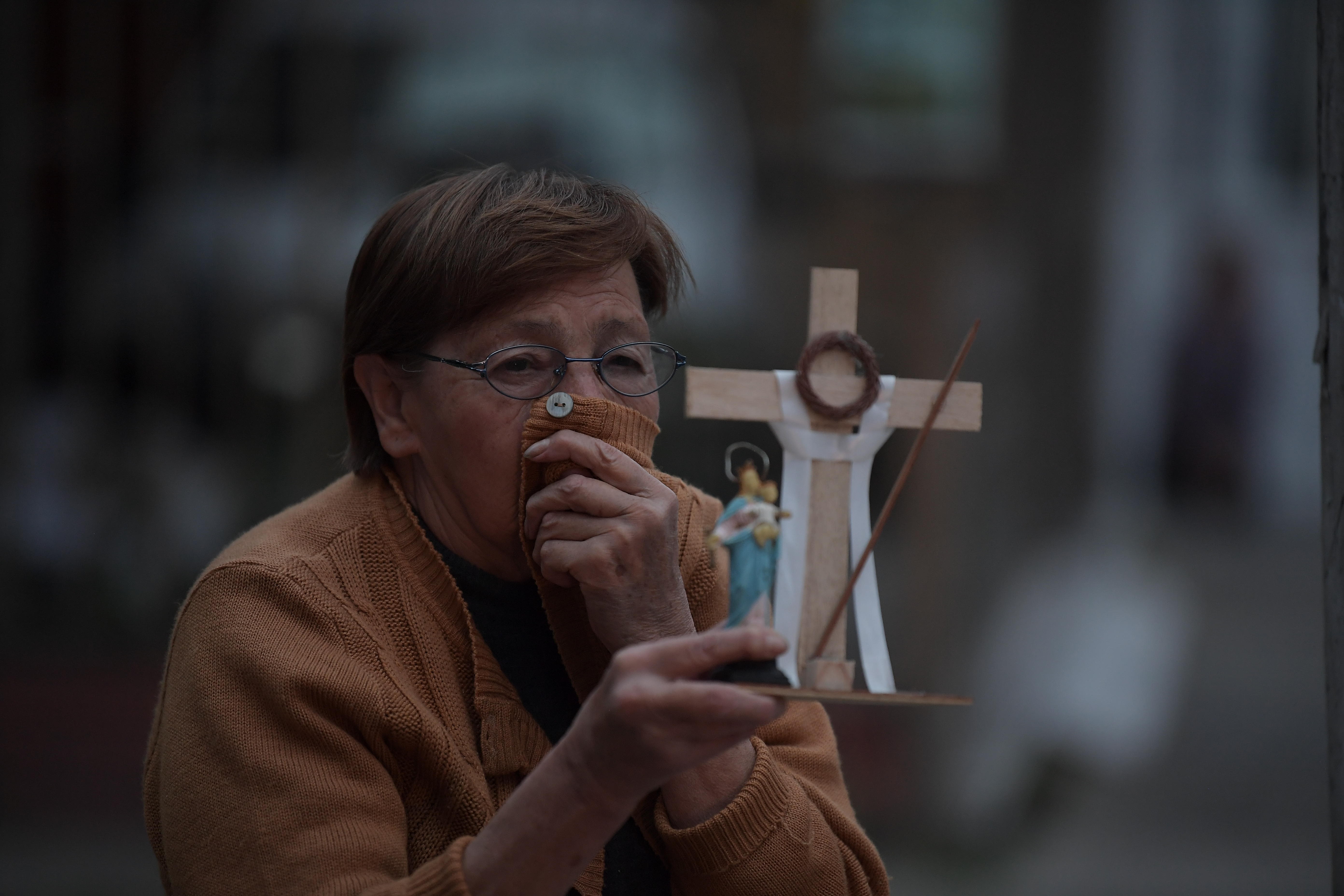 Habitantes de Bogotá observan la procesión del Jueves Santo que realiza la Parroquia San Juan de Mata sin feligreses durante la cuarentena obligatoria, causada por la pandemia del Covid-19.