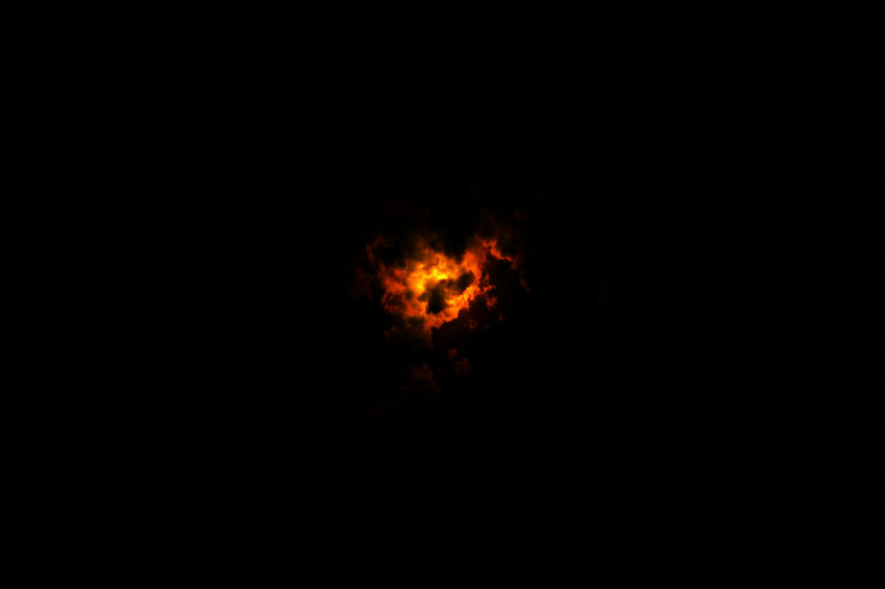 "Una erupción nocturna de un volcán" fue una de las finalistas de la categoría Fuego. Operational Land Imager (OLI) en Landsat 8 adquirió esta imagen en falso color a las 10:25 p. m. del Fagradalsfjall, un volcán en escudo en la península de Reykjanes en Islandia.