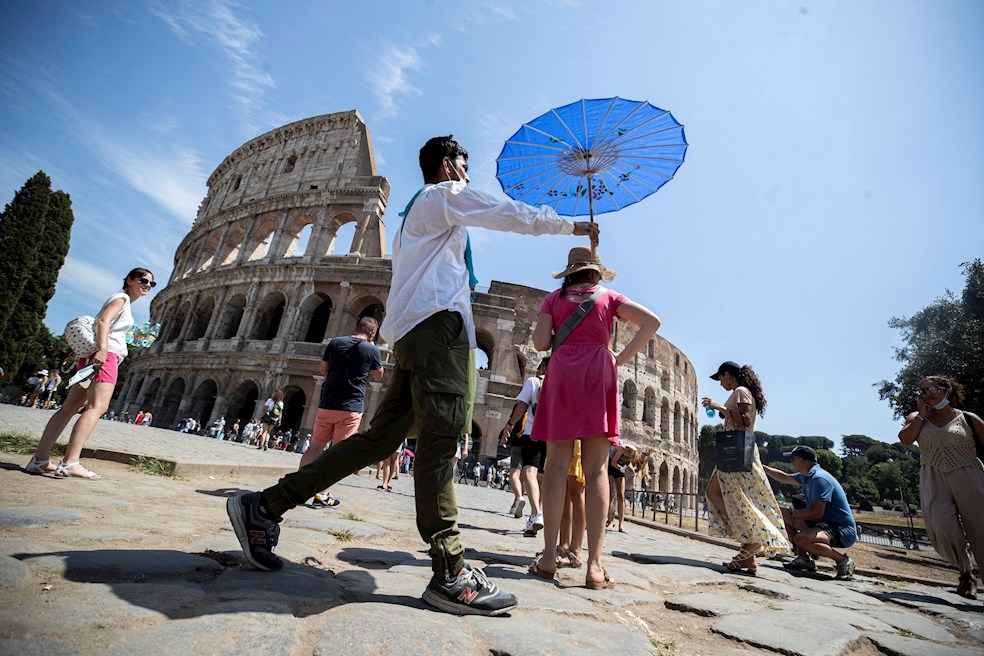 La ola de calor que se registra en el Mediterráneo está provocando en Italia la semana más cálida del año y las zonas sur y centro-oeste del país se encuentran en alerta al menos hasta el fin de la semana con temperaturas históricas que superan los 45 grados.