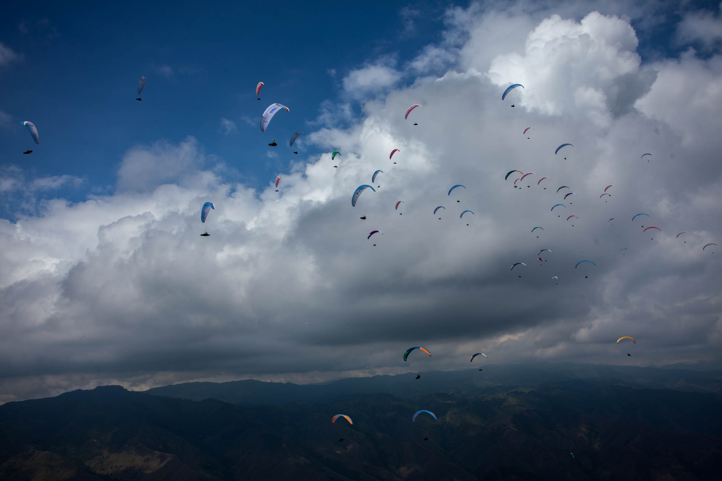 Vista del Valle del Cauca desde la optica de uno de los pilotos participantes de la Superfinal Paragliding World Cup durante el primer día de competencia. La prueba, que se vuela primera vez en Colombiallenará los cielos colombianos hasta el 26 de enero de 2013. En la SPWC participan los 140 mejores pilotos del mundo provenientes de 32 paises. Foto: Federico Rios