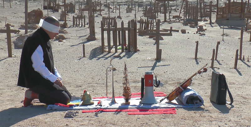 “Pagamento”, imagen que alude a “un acto ritual y reparador donde se recuerda a las víctimas” del Campamento de Prisioneros de Pisagua/ Cortesía.