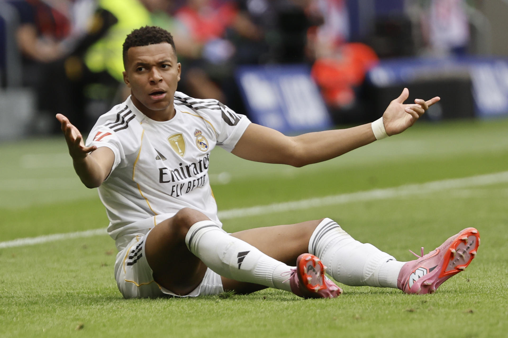 MADRID, 27/09/2025.- El delantero del Real Madrid Kylian Mbappé durante el partido de LaLiga entre el Real Madrid y el Atlético de Madrid que se disputa en el estadio Riyadh Air Metropolitano este sábado. EFE/Sergio Pérez
