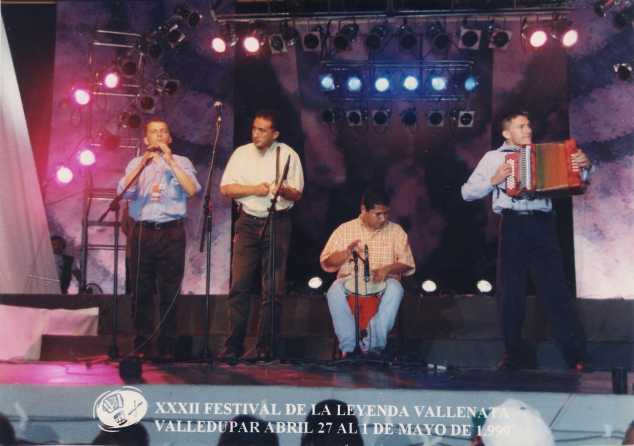 Félix Carrillo (I) y los músicos que lo acompañaron en el XXXII Festival de la Leyenda Vallenata, en Valledupar.