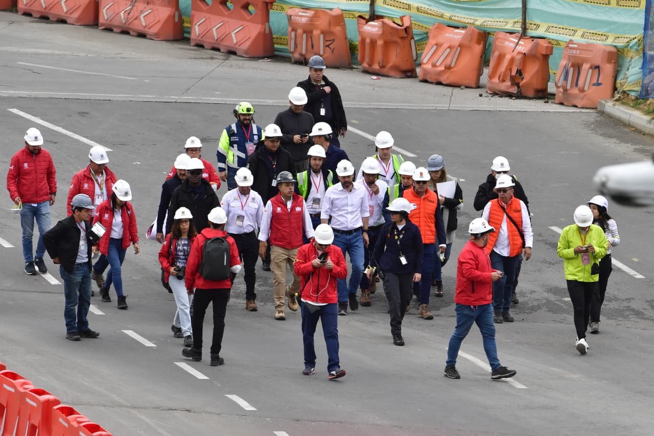El alcalde Carlos Fernando Galán y el director del IDU, Orlando Molano, supervisaron en persona la implosión controlada de los puentes.