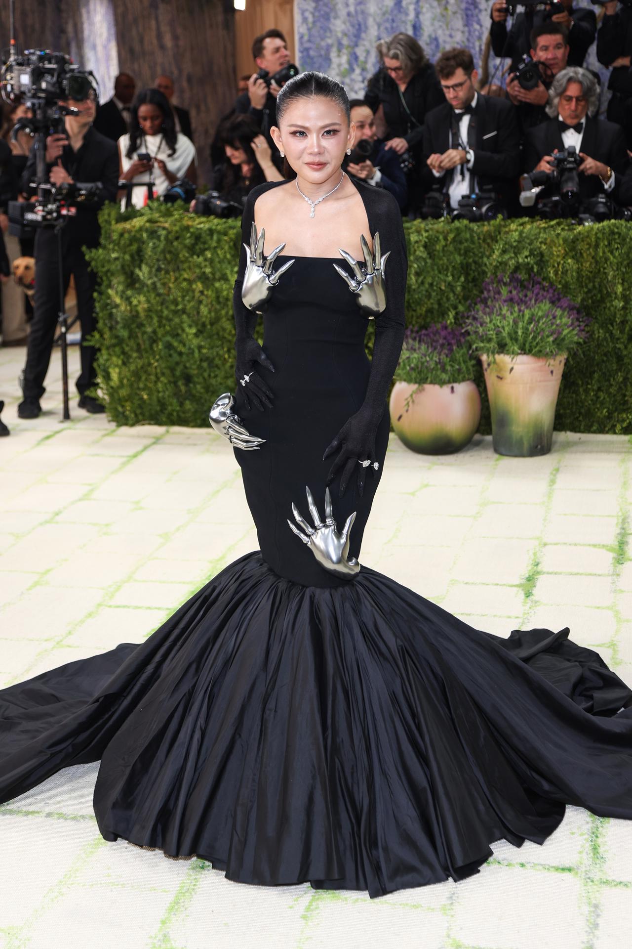 NEW YORK (United States), 05/05/2026.- Thai fashion journalist Nichapat Suphap poses on the red carpet for the 2026 Met Gala, the annual benefit for the Metropolitan Museum of Art's Costume Institute, in New York, New York, USA, 04 May 2026. The event coincides with the Met Costume Institute's spring 2026 exhibition ‘Costume Art’ which will be on view from 10 May 2026 through 10 January 2027. (Moda, Nueva York) EFE/EPA/SARAH YENESEL

