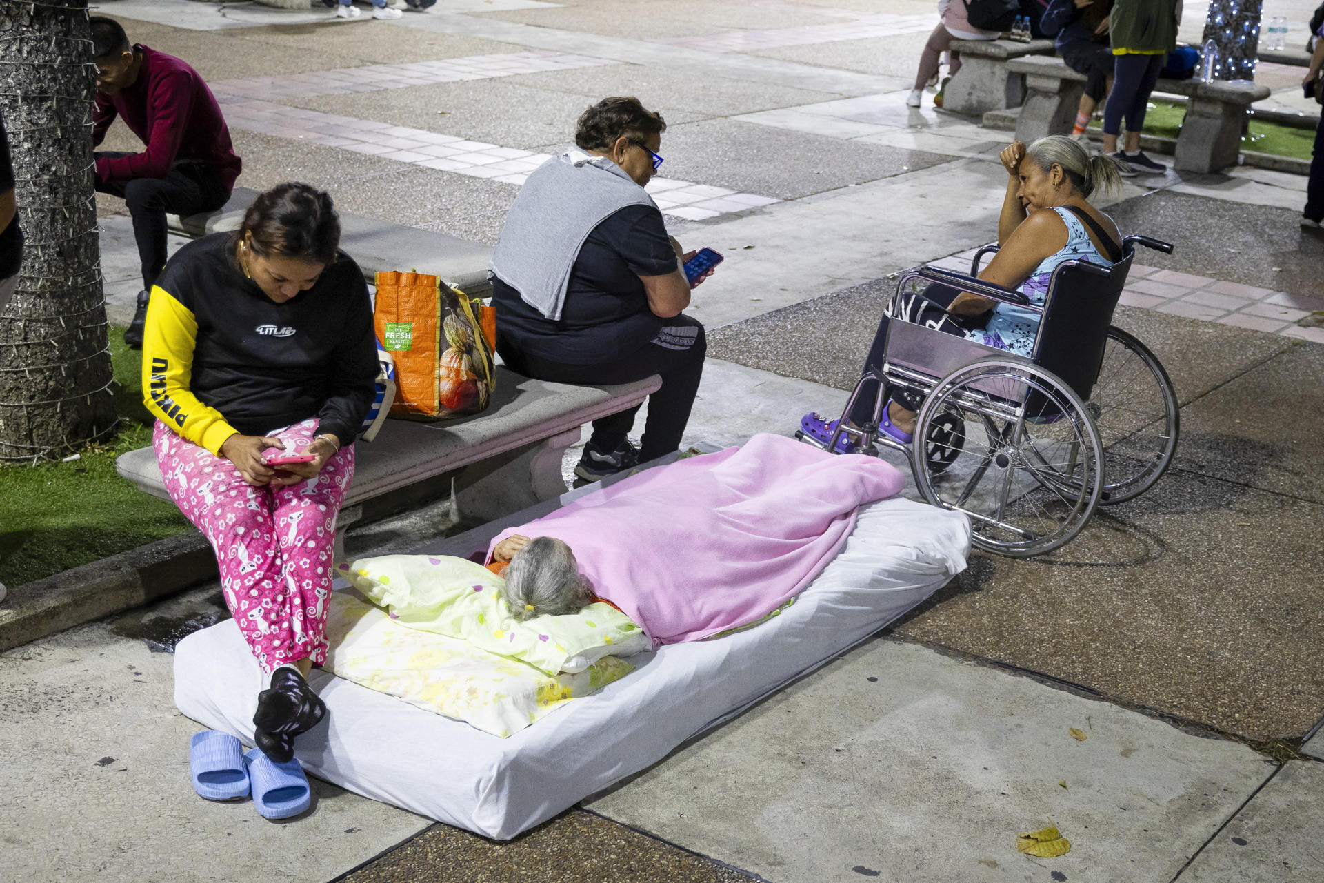 CARACAS, 25/06/2026.- Personas en la calle en Caracas (Venezuela) tras los dos fuertes seísmos que han sacudido el oeste de la capital del país, dos terremotos, de magnitud 7,2 y 2,5 que tuvieron lugar alrededor en apenas 39 segundos y que han dejado al menos 32 muertos y 700 heridos y personas entre los escombros de los edificios derruidos. EFE/ Rayner Peña R