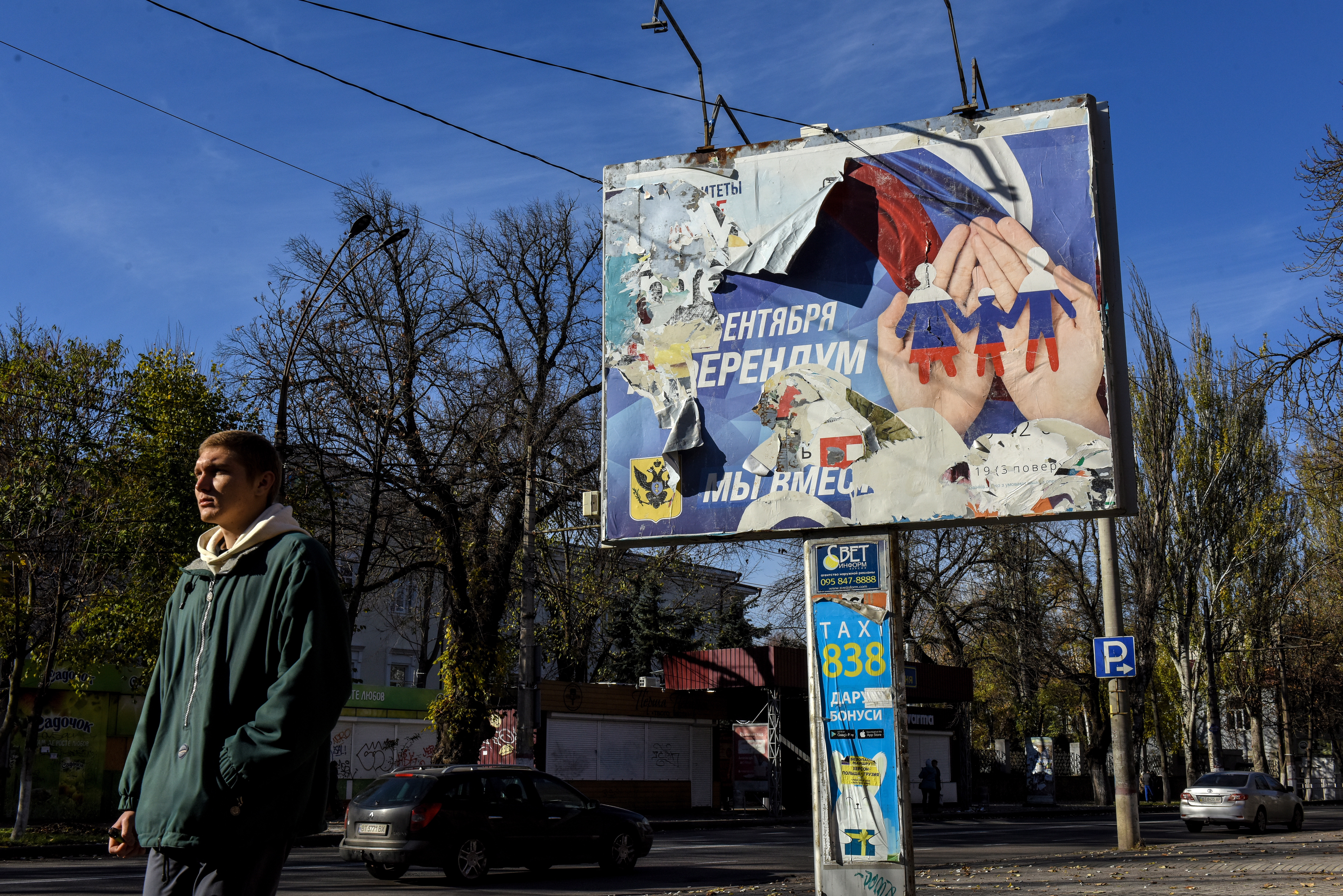 Kherson (Ukraine), 14/11/2022.- A Russian banner is seen on the big board in the recaptured city of Kherson, Ukraine, 14 November 2022. Ukrainian troops entered Kherson on 11 November after Russian troops had withdrawn from the city. Kherson was captured in the early stage of the conflict, shortly after Russian troops had entered Ukraine in February 2022. (Rusia, Ucrania) EFE/EPA/OLEG PETRASYUK