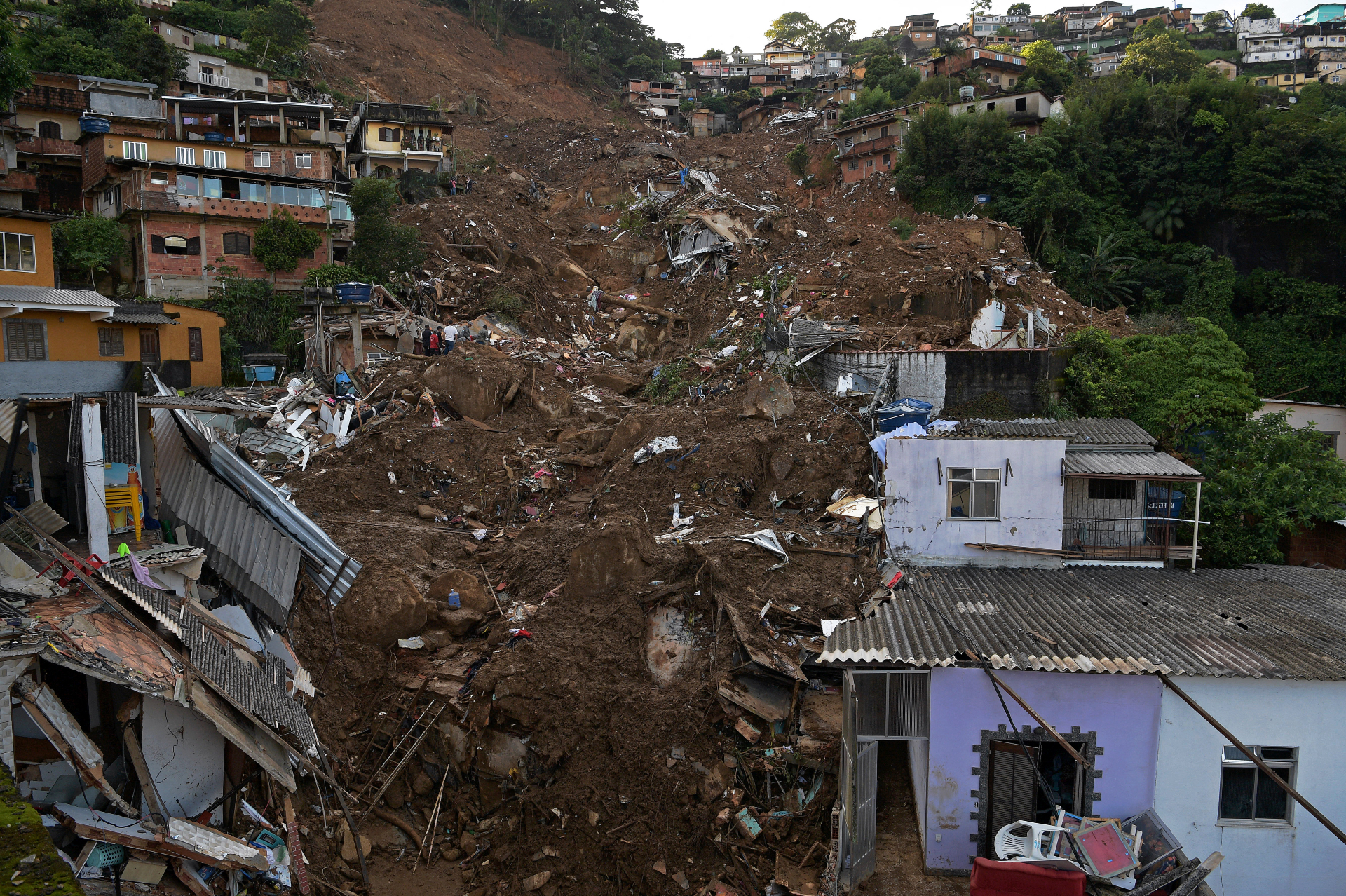 Fallecidos por lluvias torrenciales en Brasil suman ya más de 100 personas