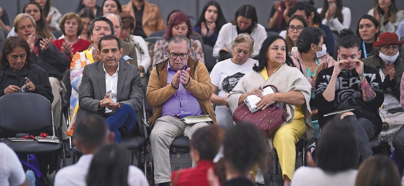 El coronel (r) Luis Fernando Borja (izq.) y Rodrigo Londoño, antiguos enemigos en la guerra, se encontraron con sus víctimas en la Universidad Javeriana, en Bogotá.