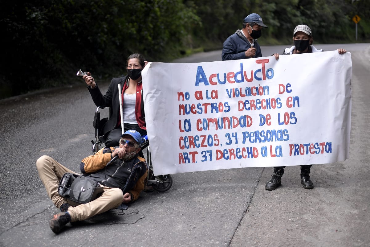 Son más de 10 familias las que viven en el sector, quienes trancaron la vía con el fin de evitar el operativo.