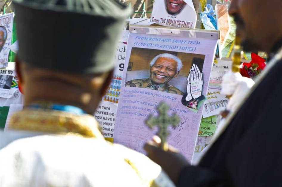 Continúan los homenajes a Mandela en su octavo día en estado crítico