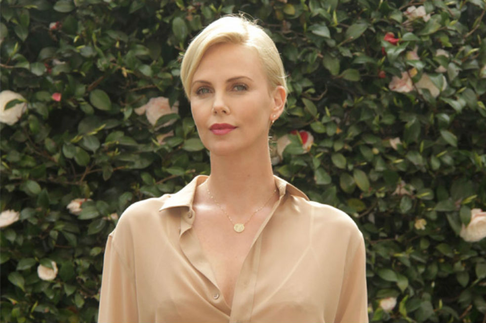 Charlize Theron utiliza aplicaciones móviles para encontrar citas
