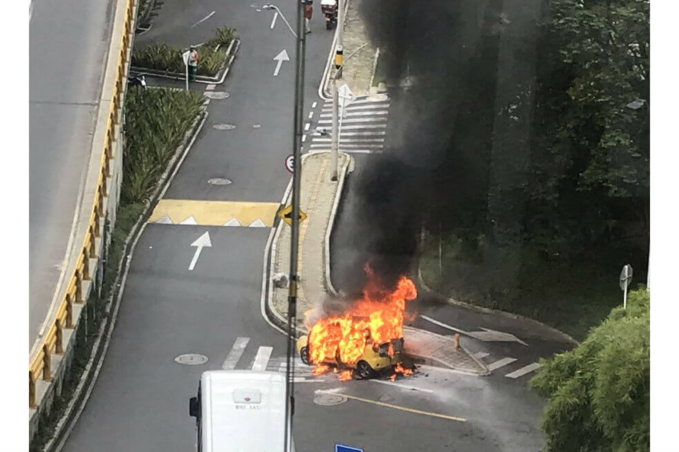 Bomberos atendieron el incendio y la posterior explosión de un taxi en Medellín
