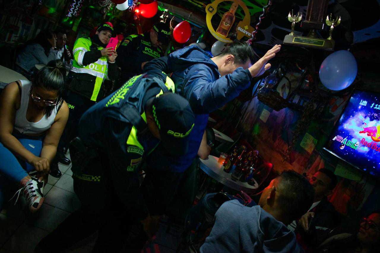 Operativos en establecimientos nocturnos: confiscan 53 botellas de licor adulterado