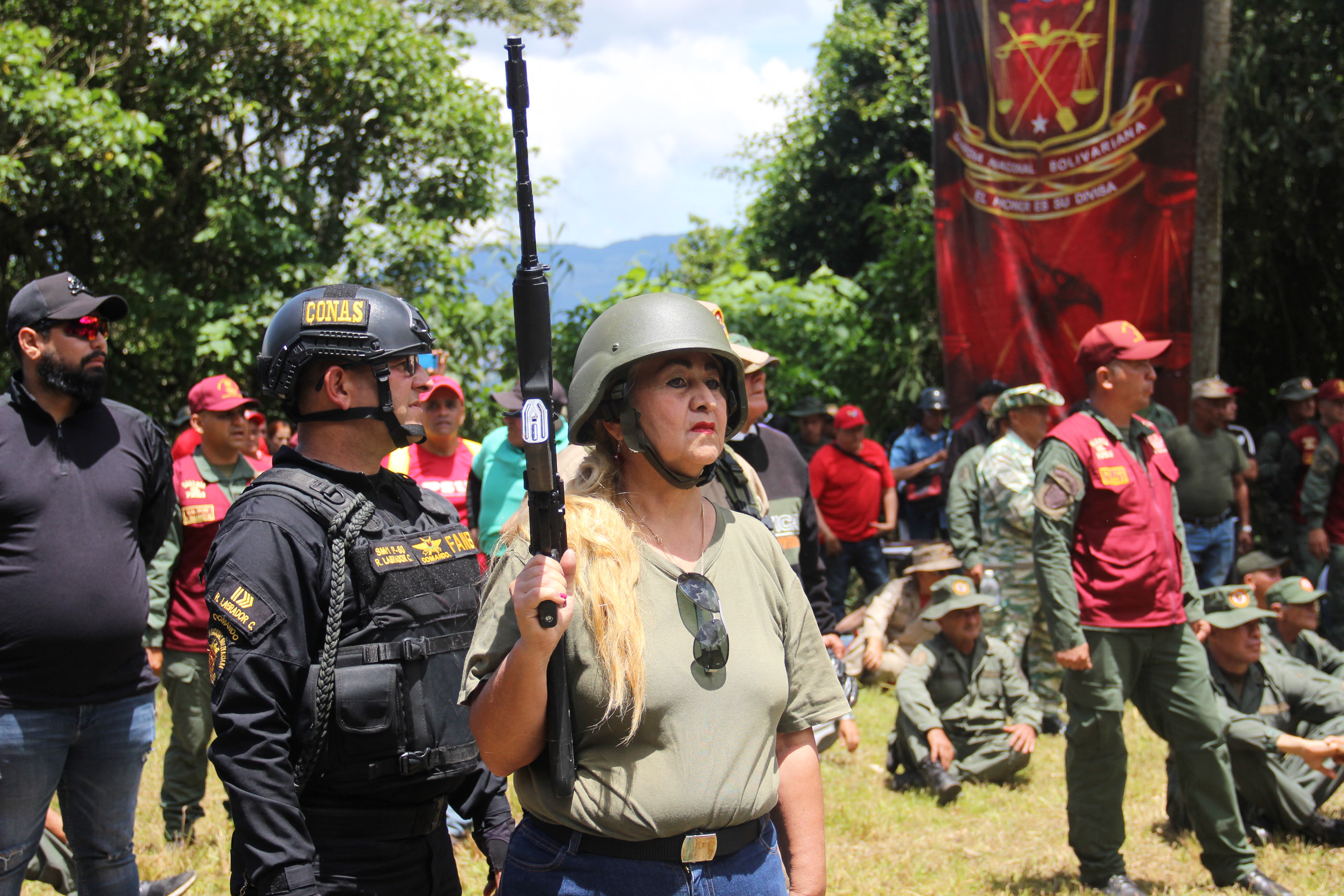 “Los recibiremos con plomo”: milicia en Venezuela entrena ante “amenaza” de EE. UU.