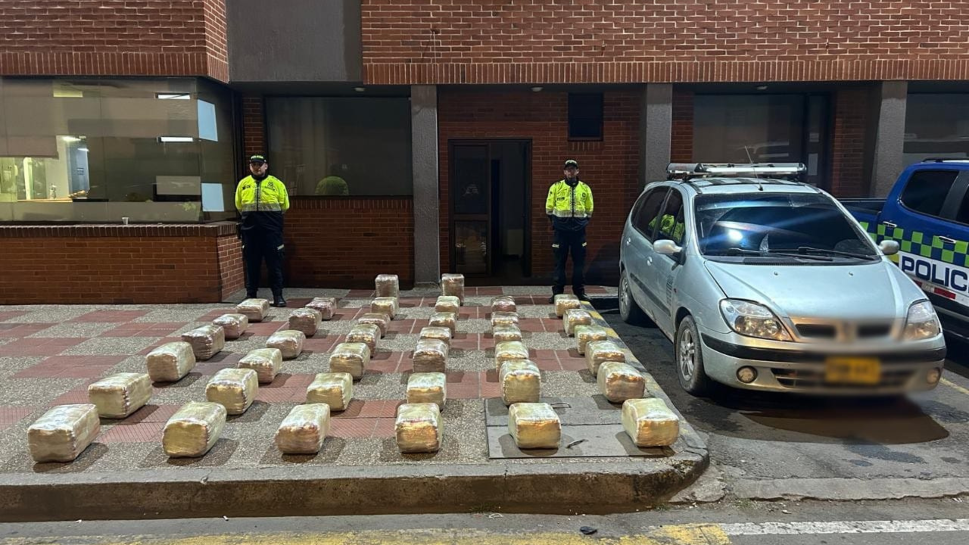 Al verse acorralado, conductor abandonó vehículo en Bosa con 190 kg de marihuana