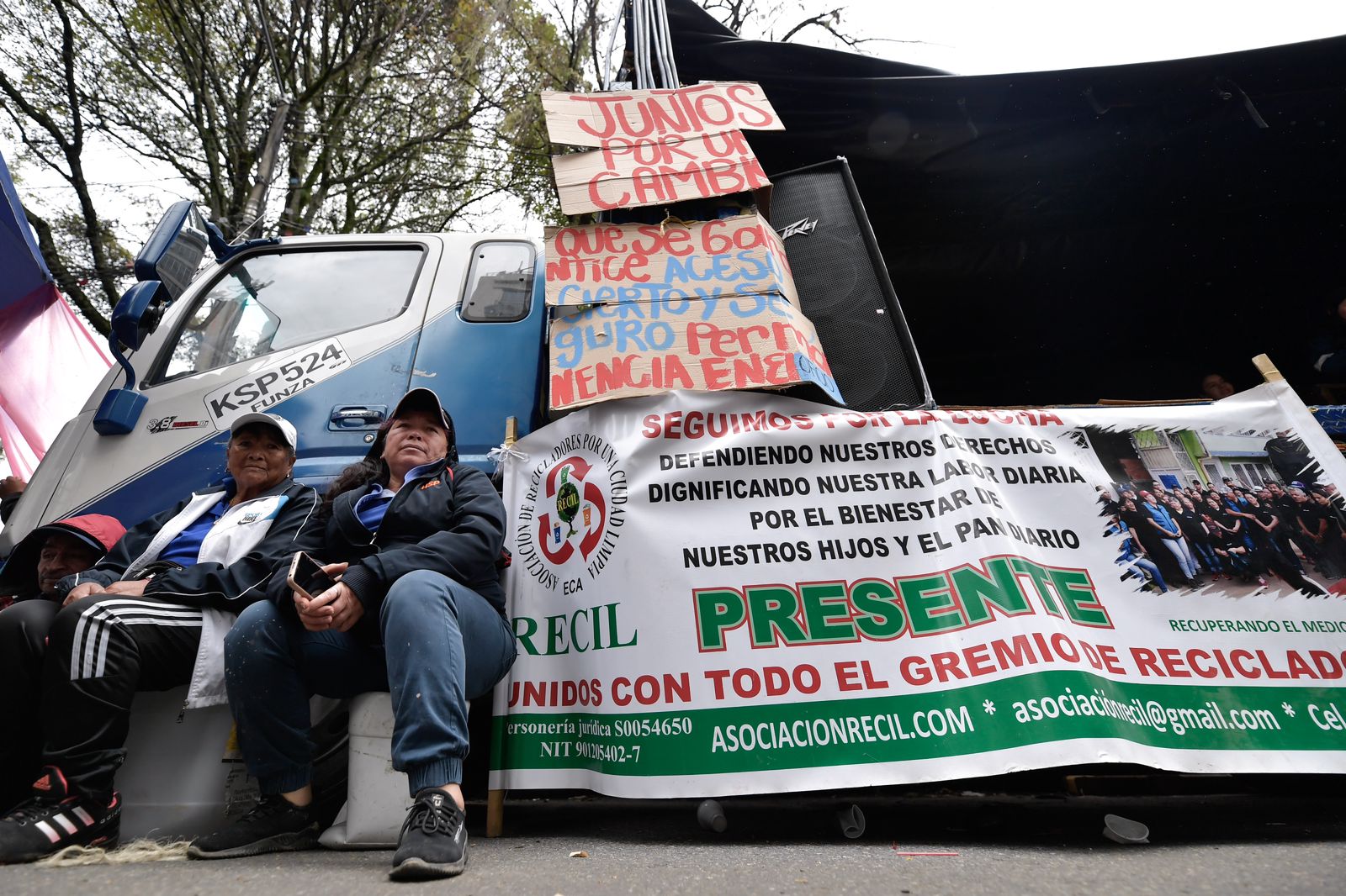 La mañana del miércoles 15 de mayo de 2024, un grupo de aproximadamente 500 recicladores realizaron un plantón frente a las instalaciones de la CRA para exigir mejores condiciones laborales.