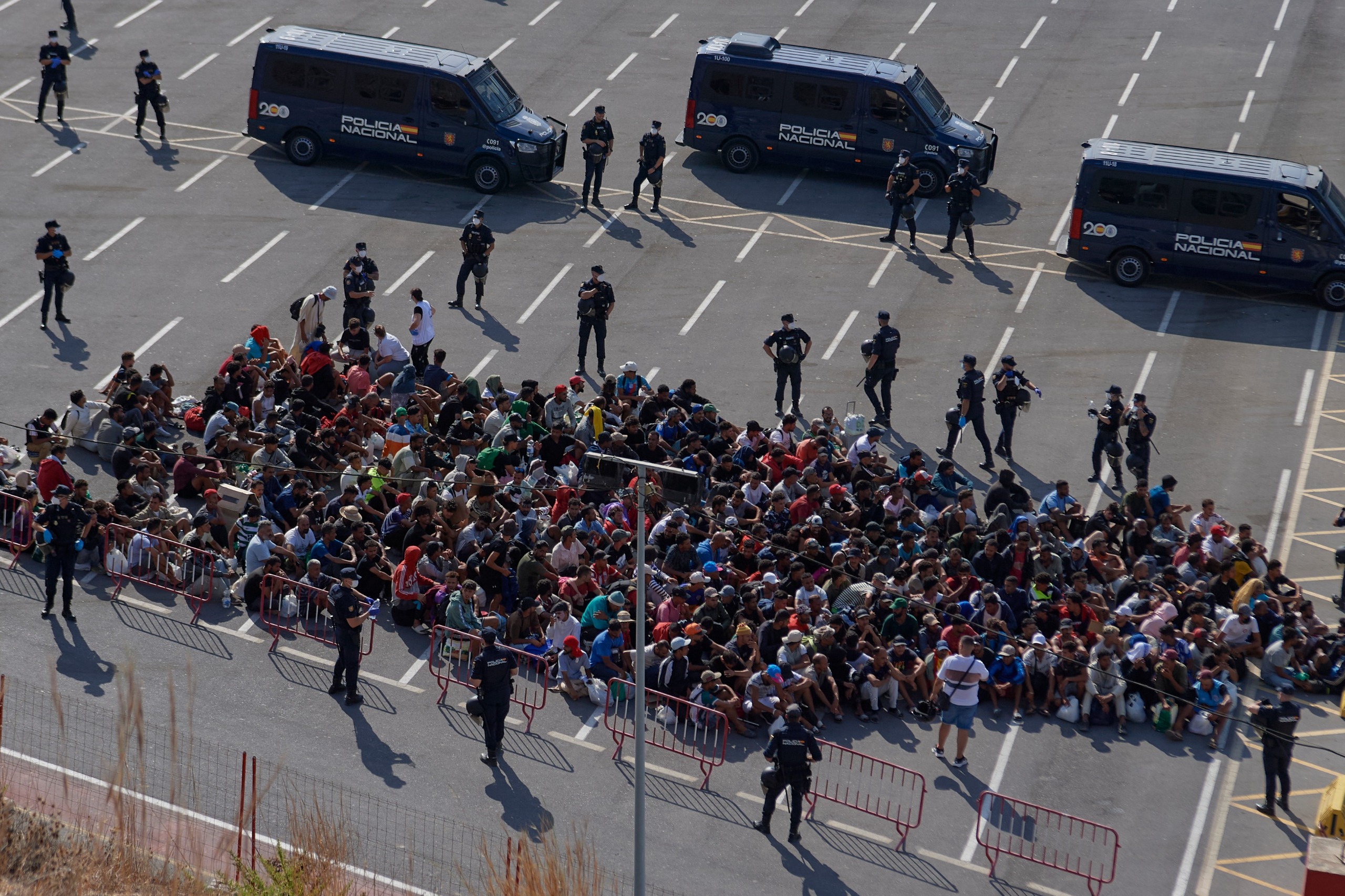 Los policías escoltaron a migrantes a centros de acogida en Ceuta.
