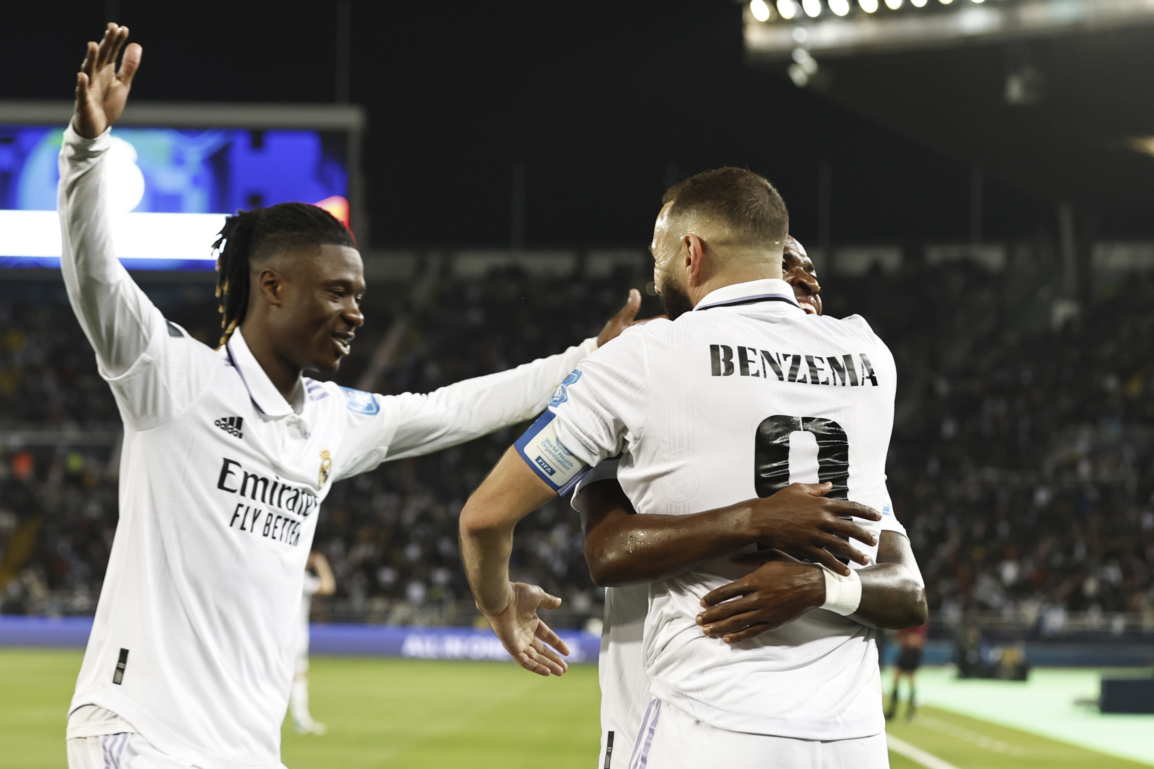 Rabat (Morocco), 11/02/2023.- Karim Benzema (R) of Real Madrid celebrates with teammates after scoring the 3-1 goal during the FIFA Club World Cup final between Real Madrid and Al Hilal SFC in Rabat, Morocco, 11 February 2023. (Mundial de Fútbol, Marruecos) EFE/EPA/Mohamed Messara