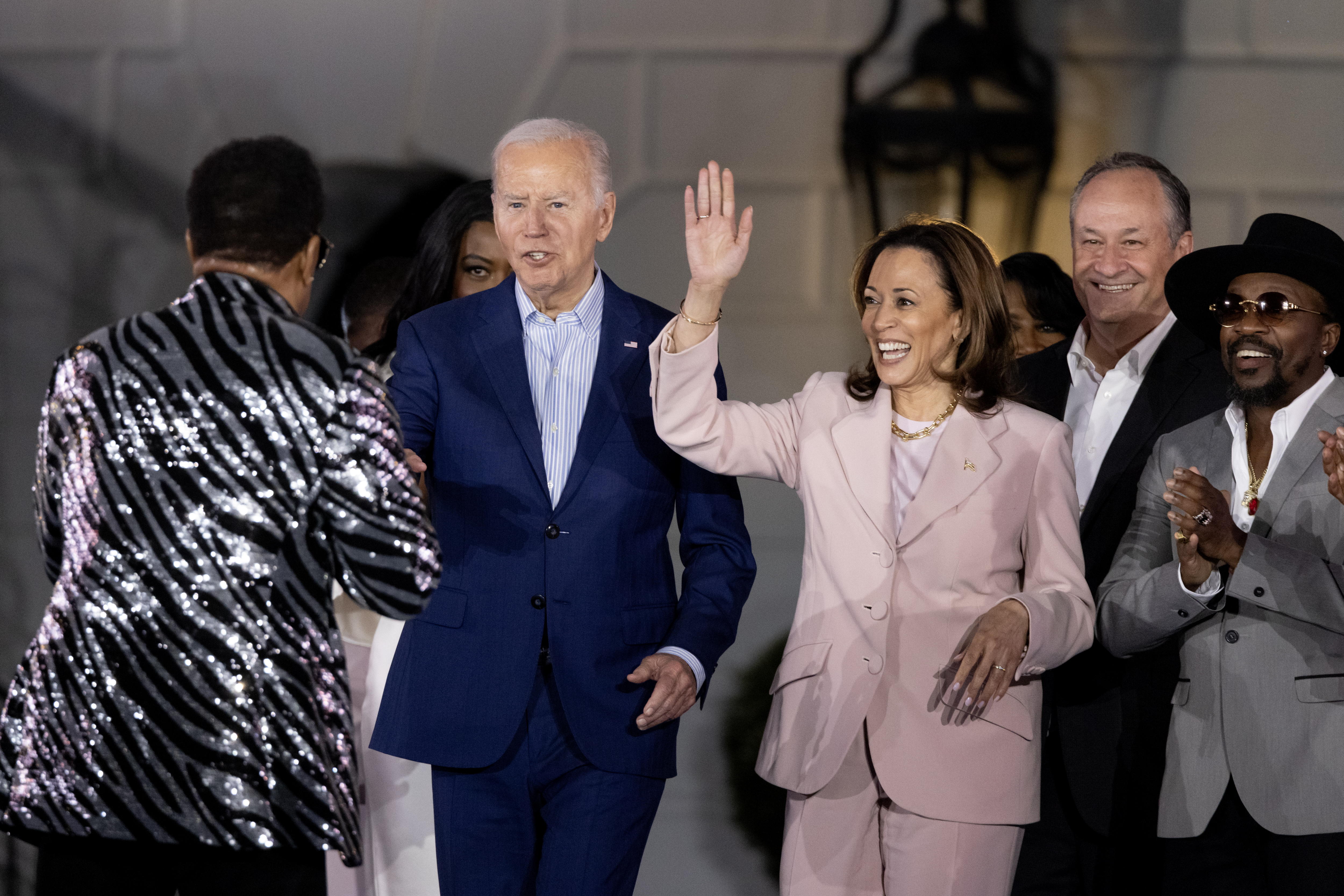 Washington (United States), 11/06/2024.- US President Joe Biden (2-L) stands on stage with US Vice President Kamala Harris, her husband Douglas Emhoff (2-R), and other performers during a Juneteenth concert on the South Lawn of the White House in Washington, DC, USA, 10 June 2024. In 2021, US President Biden signed legislation into law establishing Juneteenth as the nation's newest federal holiday. Juneteenth, which is officially known as Juneteenth National Independence Day, is annually observed on the 19th of June to commemorate the ending of slavery in the United States. (Estados Unidos) EFE/EPA/MICHAEL REYNOLDS