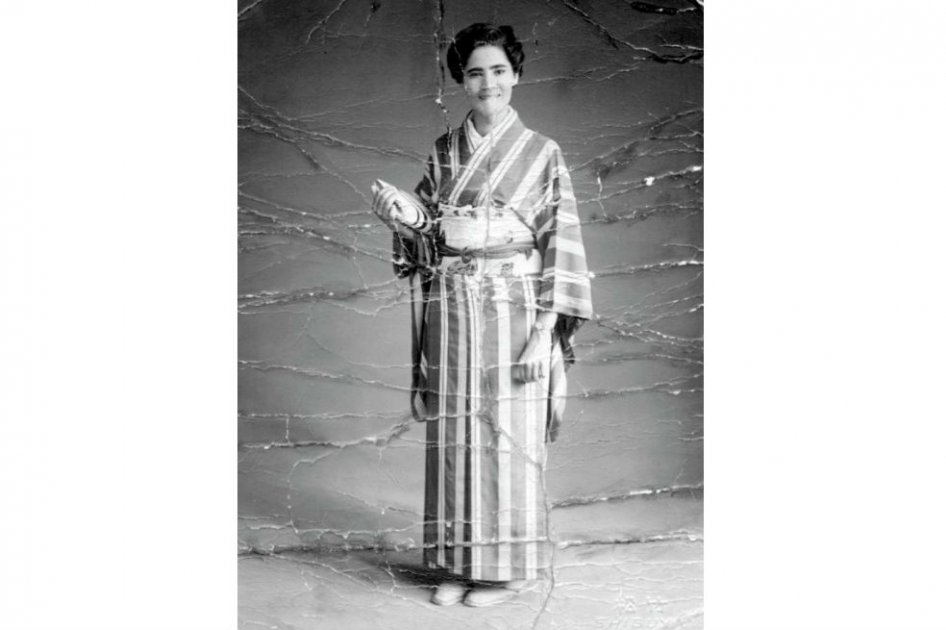 Sara vistiendo un kimono en Tokio. Esta foto sería portada del diario “El Siglo” de Bogotá en septiembre de 1952. / Archivo particular